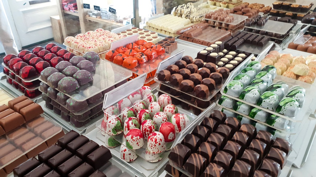 travel-tips-zwolle-staedtetrip-smakroute-Bonnerie-Borrel "data-id =" 9715 "data-link =" https://www.nicolos-reiseblog.de/?attachment_id=9715 "class =" wp-image-9715 " srcset = "https://www.nicolos-reiseblog.de/wp-content/uploads/2019/01/reisetipps-zwolle-staedtetrip-smaakroute-Bonbonnerie-Borrel-1024x576.jpg 1024w, https: //www.nicolos- reiseblog.de/wp-content/uploads/2019/01/reisetipps-zwolle-staedtetrip-smaakroute-Bonbonnerie-Borrel-300x169.jpg 300w, https://www.nicolos-reiseblog.de/wp-content/uploads/2019 /01/reisetipps-zwolle-staedtetrip-smaakroute-Bonbonnerie-Borrel-800x450.jpg 800w, https://www.nicolos-reiseblog.de/wp-content/uploads/2019/01/reisetipps-zwolle-staedtetrip-smaakroute- Bonbonnerie-Borrel.jpg 1200w, https://www.nicolos-reiseblog.de/wp-content/uploads/2019/01/reisetipps-zwolle-staedtetrip-smaakroute-Bonbonnerie-Borrel-300x169@2x.jpg 600w "sizes = "(max-width: 1024px) 100vw, 1024px" /></figure></noscript>
</li>
<li class=