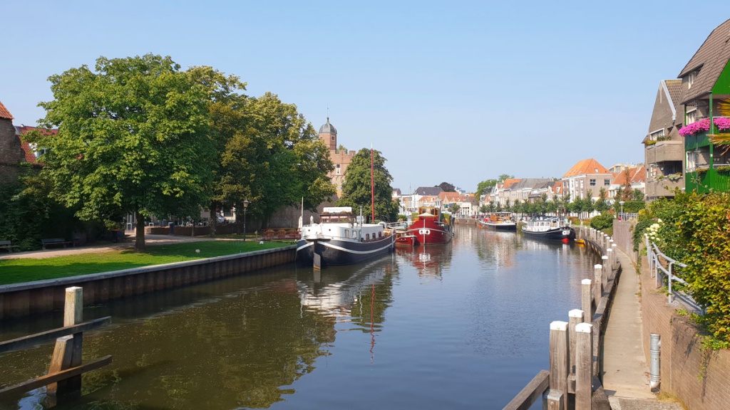 travel-tips-zwolle-staedtetrip-walk-shore-zwolle "class =" wp-image-9723 "srcset =" https://www.nicolos-reiseblog.de/wp-content/uploads/2019/01/travel-tips-wholesale- staedtetrip-walk-shore-zwolle-1024x576.jpg 1024w, https://www.nicolos-reiseblog.de/wp-content/uploads/2019/01/reisetipps-zwolle-staedtetrip-spaziergang-ufer-zwolle-300x169.jpg 300w, https://www.nicolos-reiseblog.de/wp-content/uploads/2019/01/reisetipps-zwolle-staedtetrip-spaziergang-ufer-zwolle-800x450.jpg 800w, https: //www.nicolos-reiseblog .de / wp-content / uploads / 2019/01 / travel-tips-zwolle-staedtetrip-walk-around-the-river-zwolle.jpg 1200w, https://www.nicolos-reiseblog.de/wp-content/uploads/2019/01/ reisetipps-zwolle-staedtetrip-spaziergang-ufer-zwolle-300x169@2x.jpg 600w "sizes =" (max-width: 1024px) 100vw, 1024px "/></figure>
<figure class=