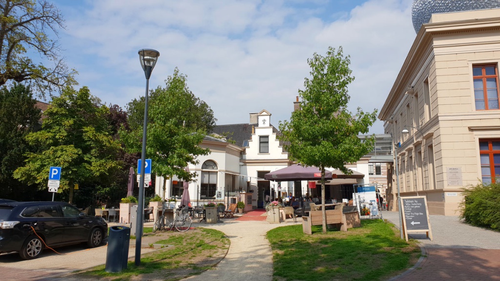 travel-tips-zwolle-staedtetrip-villa-suikerberg "class =" wp-image-9767 "srcset =" https://www.nicolos-reiseblog.de/wp-content/uploads/2019/01/reisetipps-zwolle-staedtetrip- villa-suikerberg-1-1024x576.jpg 1024w, https://www.nicolos-reiseblog.de/wp-content/uploads/2019/01/reisetipps-zwolle-staedtetrip-villa-suikerberg-1-300x169.jpg 300w, https://www.nicolos-reiseblog.de/wp-content/uploads/2019/01/reisetipps-zwolle-staedtetrip-villa-suikerberg-1-800x450.jpg 800w, https://www.nicolos-reiseblog.de /wp-content/uploads/2019/01/reisetipps-zwolle-staedtetrip-villa-suikerberg-1.jpg 1200w, https://www.nicolos-reiseblog.de/wp-content/uploads/2019/01/reisetipps- zwern-staedtetrip-villa-suikerberg-1-300x169@2x.jpg 600w "sizes =" (max-width: 1024px) 100vw, 1024px "/></figure>
<p>Hier kan ik het lunchcafé Villa Suikerberg aanbevelen, dat zich direct naast het fonds bevindt. Bij mooi weer nodigt het terras u uit om de gracht rond de stad en het Museum de Fundatie te bewonderen.</p>
<div class=