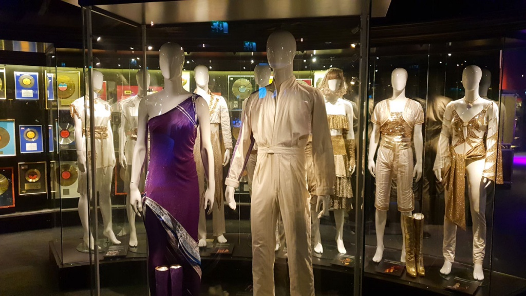 what-must-have-in-stockholm-seen-have-abba-museum-kostuums "class =" wp-image-9600 "srcset =" https://www.nicolos-reiseblog.de/wp-content/uploads/ 2019/01 / wat-moet-hebben-in-stockholm-gezien-hebben-abba-museum-costueme-1024x576.jpg 1024w, https://www.nicolos-reiseblog.de/wp-content/uploads/2019/01 /was-muss-man-in-stockholm-gesehen-haben-abba-museum-kostueme-300x169.jpg 300w, https://www.nicolos-reiseblog.de/wp-content/uploads/2019/01/was- must-man-in-stockholm-seen-have-abba-museum-costueme-800x450.jpg 800w, https://www.nicolos-reiseblog.de/wp-content/uploads/2019/01/was-muss-man -in-stockholm-seen-have-abba-museum-kostueme.jpg 1200w, https://www.nicolos-reiseblog.de/wp-content/uploads/2019/01/was-muss-man-in-stockholm- seen-haben-abba-museum-kostueme-300x169@2x.jpg 600w "sizes =" (max-width: 1024px) 100vw, 1024px "/></figure>
<p>Voor mij was het bezoek aan het ABBA-museum ook een kleine reis naar mijn jeugd en naar vele momenten waarop de muziek van de Zweedse groep speelde.</p>
<p><strong>En dus zeg ik opnieuw na mijn bezoek: bedankt voor de muziek.</strong></p>
<p>De prijs voor het bezoek is naar mijn mening met geconverteerde ongeveer 25, – Euro behoorlijk hoog. Zelfs als er veel stations zijn om mee te doen, zou ik een boeking van 15, – euro als redelijk beschouwen.</p>
<p>Iedereen die meer dan alleen een Zweedse popgroep combineert met ABBA, kan een reis door de tijd maken.</p>
<p><strong>blijven:</strong> 1-2 uur</p>
<p><strong>entree:</strong> 250, – SEK (ongeveer 25, – Euro | Stand 2019)</p>
<div class=