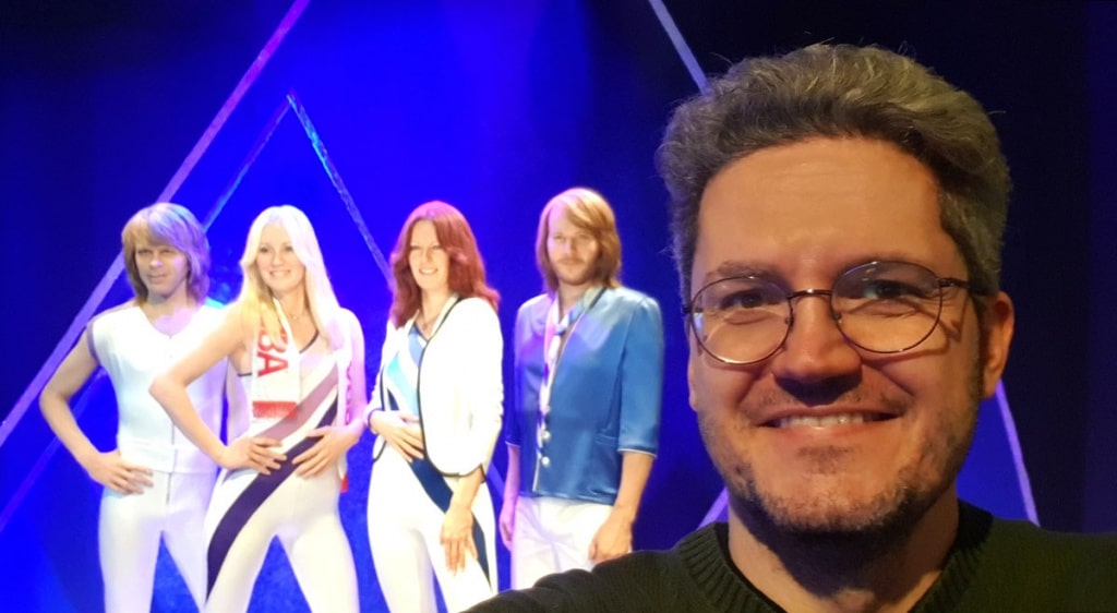 what-must-have-in-stockholm-seen-have-abba-museum-nicolo-martin- "class =" wp-image-9646 "srcset =" https://www.nicolos-reiseblog.de/wp-content /uploads/2019/01/was-muss-man-in-stockholm-gesehen-haben-abba-museum-nicolo-martin--1024x562.jpg 1024w, https://www.nicolos-reiseblog.de/wp-content /uploads/2019/01/was-muss-man-in-stockholm-gesehen-haben-abba-museum-nicolo-martin--300x165.jpg 300w, https://www.nicolos-reiseblog.de/wp-content /uploads/2019/01/was-muss-man-in-stockholm-gesehen-haben-abba-museum-nicolo-martin--800x439.jpg 800w, https://www.nicolos-reiseblog.de/wp-content /uploads/2019/01/was-muss-man-in-stockholm-gesehen-haben-abba-museum-nicolo-martin-.jpg 1200w, https://www.nicolos-reiseblog.de/wp-content/uploads /2019/01/was-muss-man-in-stockholm-gesehen-haben-abba-museum-nicolo-martin--300x165@2x.jpg 600w "sizes =" (max-width: 1024px) 100vw, 1024px "/ ></figure>
<h2>Skyview – uniek in de wereld</h2>
<p>Na deze muzikale hoogten, zijn de dingen echt hoog. Een beetje uit de weg, maar met de metrolijnen 19 of 17/18 – die overigens Tunnelbana worden genoemd – binnen 20-25 minuten gemakkelijk te bereiken: de Skyview.</p>
<p>Wel, maar wat is dat precies? <strong>Een uitzonderlijk uitkijkpunt</strong> Misschien komt het wel goed. Maar aan de andere kant is het iets unieks: een ritje naar buiten <strong>'s werelds grootste bolvormige gebouw</strong> – de Ericsson Globe.</p>
<p>Hoewel het weer niet geweldig was. Maar waar anders kun je van buitenaf beginnen met een ronde glazen bol op een gebouw dat op een bal lijkt?</p>
<figure class=