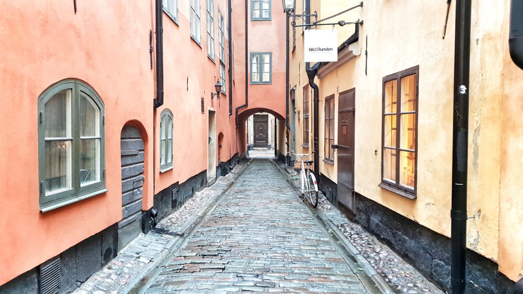 was-muss-man-in-stockholm-gesehen-haben-gamla-stan-gasse