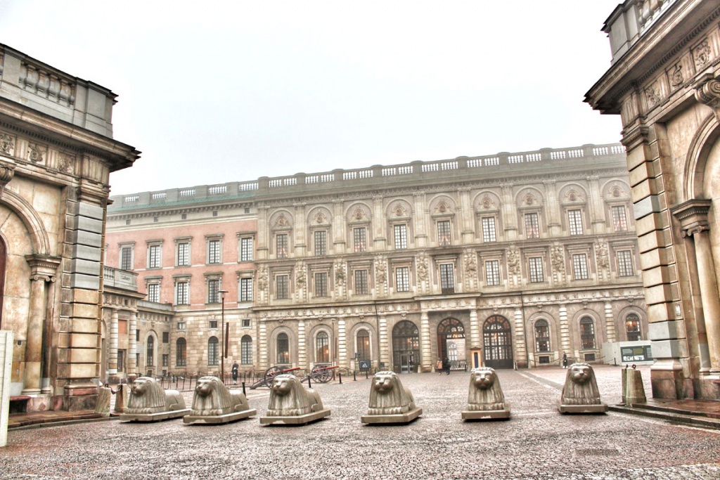 was-muss-man-in-stockholm-gesehen-haben-koenigliches-schloss-vorplatz-1