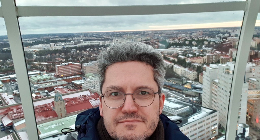 what-must-have-in-stockholm-seen-skyview-nicolo-martin "class =" wp-image-9622 "srcset =" https://www.nicolos-reiseblog.de/wp-content/uploads/ 2019/01 / wat-moet-hebben-in-stockholm-seen-skyview-nicolo-martin-1024x550.jpg 1024w, https://www.nicolos-reiseblog.de/wp-content/uploads/2019/01 /was-muss-man-in-stockholm-gesehen-haben-skyview-nicolo-martin-300x161.jpg 300w, https://www.nicolos-reiseblog.de/wp-content/uploads/2019/01/was- must-man-in-stockholm-seen-have-skyview-nicolo-martin-800x430.jpg 800w, https://www.nicolos-reiseblog.de/wp-content/uploads/2019/01/was-muss-man -in-stockholm-seen-have-skyview-nicolo-martin.jpg 1200w, https://www.nicolos-reiseblog.de/wp-content/uploads/2019/01/was-muss-man-in-stockholm- seen-haben-skyview-nicolo-martin-300x161@2x.jpg 600w "sizes =" (max-width: 1024px) 100vw, 1024px "/></figure>
<h2>Wat moet je gezien hebben in Stockholm?</h2>
<p>Ik hoop dat ik u enkele suggesties kan geven voor uw verblijf in de Zweedse hoofdstad met deze vijf reistips voor Stockholm. <strong>Naast deze attracties is er nog veel meer te ontdekken in Stockholm.</strong></p>
<p>Ik ging in de winter naar Stockholm – meer bepaald in januari. In de zomer heeft deze prachtige stad zeker nog veel meer te bieden. Maar zelfs in de saaie en grijze tijd is Stockholm een ​​bezoek waard.</p>
<p>Stockholm heb ik in mijn hart en ik kom met een voldaan gevoel thuis. Misschien is het ook de wintertijd, die me het gevoel van ontspannen rust in de oude stad gaf.</p>
<p>Maar overal kreeg ik de indruk dat mensen er gewoon gelukkiger uitzagen. <strong>Hoe dan ook, ik besloot om Stockholm opnieuw te bezoeken.</strong> Dan in de zomer, wanneer ik echt kan genieten van de maritieme flair.</p>
<hr class=