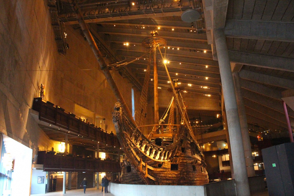 what-must-have-in-stockholm-seen-have-vasa-museum-ship-buck "class =" wp-image-9590 "srcset =" https://www.nicolos-reiseblog.de/wp-content/ uploads / 2019/01 / what-must-have-in-stockholm-seen-have-vasa-museum-ship-buck-1024x683.jpg 1024w, https://www.nicolos-reiseblog.de/wp-content/uploads /2019/01/was-muss-man-in-stockholm-gesehen-haben-vasa-museum-schiff-buck-300x200.jpg 300w, https://www.nicolos-reiseblog.de/wp-content/uploads/ 2019/01 / wat-moet-hebben-in-stockholm-gezien-hebben-vasa-museum-schip-bok-800x533.jpg 800w, https://www.nicolos-reiseblog.de/wp-content/uploads/2019 /01/was-muss-man-in-stockholm-gesehen-haben-vasa-museum-schiff-buck.jpg 1200w, https://www.nicolos-reiseblog.de/wp-content/uploads/2019/01/ what-muss-man-in-stockholm-gesehen-haben-vasa-museum-schiff-buck-300x200@2x.jpg 600w "sizes =" (max-width: 1024px) 100vw, 1024px "/></figure>
<p>Als ik het enorme gebouw van het museum in ga, stop ik eerst. Ik ben overweldigd door de enorme omvang van dit schip, dat ik precies daar voor me zie. Dat is niet hoe ik het me had voorgesteld. <strong>De foto's kunnen de dimensie van het schip niet goed vastleggen.</strong></p>
<p>Het schip zelf kan niet worden bezocht, omdat het geconserveerd geconsumeerd is. De directe invloed van sommige bezoekers zou zeker niet gunstig zijn.</p>
<p>Je kunt het schip echter vanuit verschillende niveaus bekijken. Daar vindt u ook expositieruimtes over verschillende onderwerpen rond het schip. Maar ook over de leefomstandigheden van de tijd dat je veel leert.</p>
<p>Wat moet je gezien hebben in Stockholm? Dit museum! Over het algemeen wordt het museum aanbevolen en ik onderschat de tijd. Ik dacht dat ik na 30 minuten weer buiten zou zijn.</p>
<p><strong>Maar het schip heeft me zo vastgebonden</strong> dat ik er vanuit alle perspectieven naar keek en altijd onder de indruk was.</p>
<p><strong>Blijf daarom:</strong> ongeveer 2 uur</p>
<p><strong>entree:</strong> 150, – SEK (ongeveer 15, – Euro | Stand 2019)</p>
<div class=