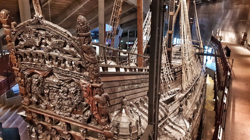 what-must-have-in-stockholm-seen-have-vasa-museum-ship-stern "class =" wp-image-9592 "srcset =" https://www.nicolos-reiseblog.de/wp-content/ uploads / 2019/01 / what-must-have-in-stockholm-seen-have-vasa-museum-ship-stern-1024x576.jpg 1024w, https://www.nicolos-reiseblog.de/wp-content/uploads /2019/01/was-muss-man-in-stockholm-gesehen-haben-vasa-museum-schiff-heck-300x169.jpg 300w, https://www.nicolos-reiseblog.de/wp-content/uploads/ 2019/01 / what-must-have-in-stockholm-seen-have-vasa-museum-ship-stern-800x450.jpg 800w, https://www.nicolos-reiseblog.de/wp-content/uploads/2019 /01/was-muss-man-in-stockholm-gesehen-haben-vasa-museum-schiff-Heck.jpg 1200w, https://www.nicolos-reiseblog.de/wp-content/uploads/2019/01/ what-muss-man-in-stockholm-looking-haben-vasa-museum-schiff-heck-300x169@2x.jpg 600w "sizes =" (max-width: 1024px) 100vw, 1024px "/></figure>
<h2>Abba Museum – Bedankt voor de muziek</h2>
<p>Een museum van een compleet andere soort is het ABBA Museum in Stockholm. Dit gaat niet over kijken, maar over participatie.</p>
<p>Het ABBA Museum is ook op de – ik noem het Museumeiland – en ligt op slechts ongeveer 10 minuten lopen van het Vasamuseum. Dit maakt een ontspannen wandeling langs het water mogelijk.</p>
<p>ABBA is slechts een deel van mijn jeugd. Hoewel de band drie jaar voor mijn geboorte werd opgericht en in 1982 weer ontbonden werd. Niettemin, liedjes als Dancing Queen, Take a Chance on Me of Knowing Me, kennen je vaak in mijn jeugdkamer, op feestjes of in de disco.</p>
<p>Naast vele gebieden waar het leven van Agnetha, Björn, Benny en Anni-Frid iets laat zien, kun je ook op andere manieren zingen, dansen of optreden.</p>
<figure class=