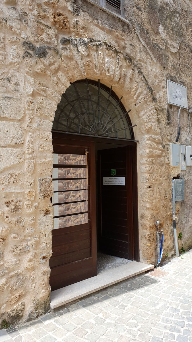 Subiaco-reistips-latium-reisroutes-italië-borgo-dei-carte-ingang "srcset =" https://www.nicolos-reiseblog.de/wp-content/uploads/2019/02/Subiaco-travel-tips-latium-travel-tips -italia-Borgo-dei-Cartei-eingang.jpg 675w, https://www.nicolos-reiseblog.de/wp-content/uploads/2019/02/Subiaco-travel-tips-latium-travel-tips-italy-borgo-dei- Cartei-entrance-169x300.jpg 169w, https://www.nicolos-reiseblog.de/wp-content/uploads/2019/02/Subiaco-reisetipps-latium-tour-tips-italia-Borgo-dei-Cartei-eingang-576x1024 .jpg 576w "sizes =" (max-width: 675px) 100vw, 675px "data-wp-pid =" 9938 "nopin =" nopin "/></dt>
</dl>
<dl class=