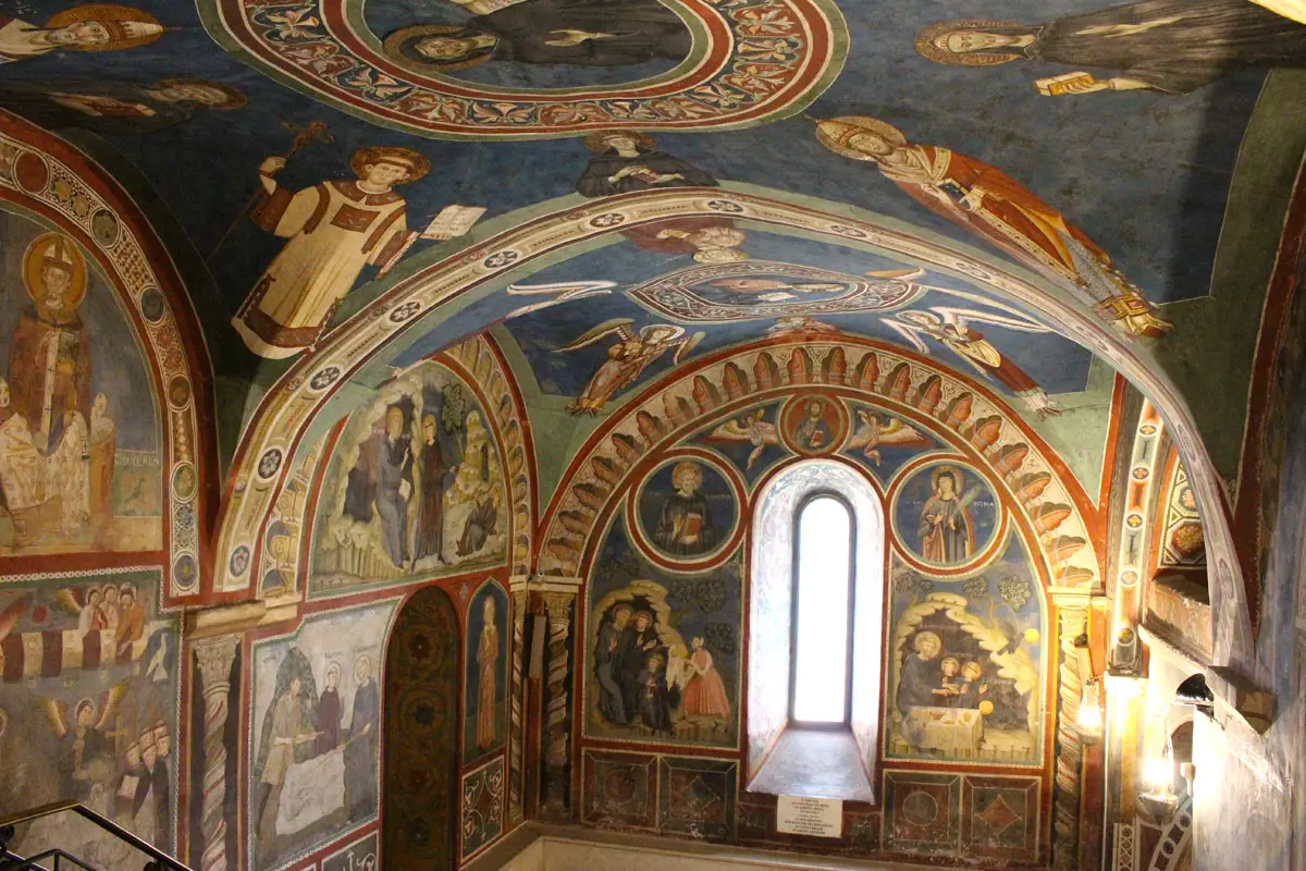 Subiaco-travel-tips-lazio-italy-monastero-di-san-benedetto-ceiling painting "width =" 1200 "height =" 800 "data-wp-pid =" 9974 "srcset =" https: //www.nicolos- reiseblog.de/wp-content/uploads/2019/02/Subiaco-reisetipps-latium-reisetipps-italien-Monastero-di-San-Benedetto-deckemalerei.jpg 1200w, https://www.nicolos-reiseblog.de/wp -content / uploads / 2019/02 / Subiaco-reizen-tips-lazio-reisroutes-italië-monastero-di-san-benedetto-plafondschildering-300x200.jpg 300w, https://www.nicolos-reiseblog.de/wp-content/ uploads / 2019/02 / Subiaco-travel-tips-latium-italy-monastero-di-san-benedetto-ceiling-painting-1024x683.jpg 1024w, https://www.nicolos-reiseblog.de/wp-content/uploads/2019 /02/Subiaco-travel-tips-latium-travel-tips-italy-monastero-di-ed-benedetto-ceilings-painting-800x533.jpg 800w, https://www.nicolos-reiseblog.de/wp-content/uploads/2019/02/ Subiaco triplet latium travel tip italia monastero di sang benz blanket painting -300x200@2x.jpg 600w "sizes =" (max-width: 1200px) 100vw, 1200px "/ ><img alt=