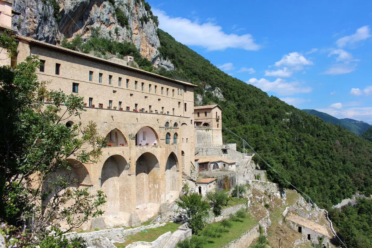 Subiaco-reisetipps-latium-reisetipps-italien-Monastero-di-San-Benedetto-gebaeude