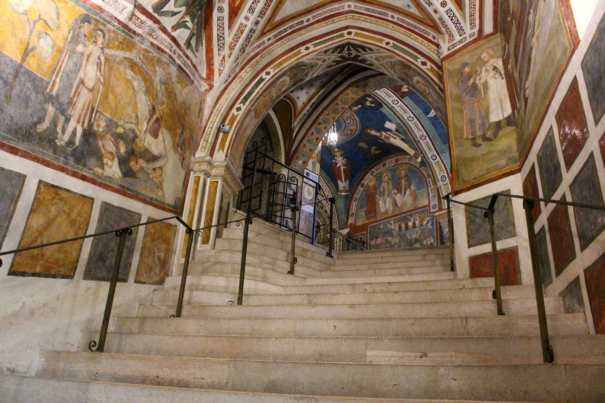 Subiaco-travel-tips-lazio-italy-monastero-di-san-benedetto-staircase "width =" 1200 "height =" 800 "data-wp-pid =" 9980 "srcset =" https: //www.nicolos- reiseblog.de/wp-content/uploads/2019/02/Subiaco-reisetipps-latium-reisetipps-italien-Monastero-di-San-Benedetto-streppen-sie.jpg 1200w, https://www.nicolos-reiseblog.de/wp -content / uploads / 2019/02 / Subiaco-reizen-tips-lazio-routes - italië-monastero-di-san-benedetto-trap-300x200.jpg 300w, https://www.nicolos-reiseblog.de/wp-content/ uploads / 2019/02 / Subiaco-travel-tips-lazio-italy-monastero-di-san-benedetto-staircase-1024x683.jpg 1024w, https://www.nicolos-reiseblog.de/wp-content/uploads/2019 / 02 / Subiaco-travel-tip-latium-travel-tip-italy-monastero-di-ed-benedetto-staircase -800x533.jpg 800w, https://www.nicolos-reiseblog.de/wp-content/uploads/2019/02/ Subiaco triplet latium triplet-italy-monastero-di-sen-edeto stairway -300x200@2x.jpg 600w "sizes =" (max-width: 1200px) 100vw, 12 00px "/></figure>
<p>Ook een kat is aanwezig: Gregoria, de abdijkat, inspecteert de binnenkomende bezoekers.</p>
<figure class=