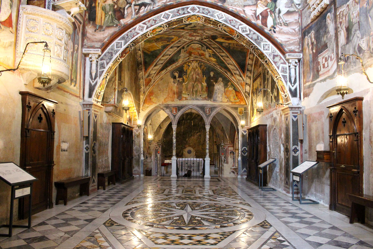 Subiaco-reisetipps-latium-reisetipps-italien-Monastero-di-San-Benedetto-wandmalerei" width="1200" height="800" data-wp-pid="9968" srcset="https://www.nicolos-reiseblog.de/wp-content/uploads/2019/02/Subiaco-reisetipps-latium-reisetipps-italien-Monastero-di-San-Benedetto-wandmalerei.jpg 1200w, https://www.nicolos-reiseblog.de/wp-content/uploads/2019/02/Subiaco-reisetipps-latium-reisetipps-italien-Monastero-di-San-Benedetto-wandmalerei-300x200.jpg 300w, https://www.nicolos-reiseblog.de/wp-content/uploads/2019/02/Subiaco-reisetipps-latium-reisetipps-italien-Monastero-di-San-Benedetto-wandmalerei-1024x683.jpg 1024w, https://www.nicolos-reiseblog.de/wp-content/uploads/2019/02/Subiaco-reisetipps-latium-reisetipps-italien-Monastero-di-San-Benedetto-wandmalerei-800x533.jpg 800w" sizes="(max-width: 1200px) 100vw, 1200px"/></p></noscript>
<figure class=