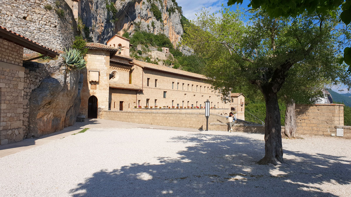 Subiaco-reisetipps-latium-reisetipps-italien-Monastero-di-San-Benedetto" width="1200" height="675" data-wp-pid="9972" srcset="https://www.nicolos-reiseblog.de/wp-content/uploads/2019/02/Subiaco-reisetipps-latium-reisetipps-italien-Monastero-di-San-Benedetto.jpg 1200w, https://www.nicolos-reiseblog.de/wp-content/uploads/2019/02/Subiaco-reisetipps-latium-reisetipps-italien-Monastero-di-San-Benedetto-300x169.jpg 300w, https://www.nicolos-reiseblog.de/wp-content/uploads/2019/02/Subiaco-reisetipps-latium-reisetipps-italien-Monastero-di-San-Benedetto-1024x576.jpg 1024w, https://www.nicolos-reiseblog.de/wp-content/uploads/2019/02/Subiaco-reisetipps-latium-reisetipps-italien-Monastero-di-San-Benedetto-800x450.jpg 800w" sizes="(max-width: 1200px) 100vw, 1200px"/></p></noscript>
<p>Ich merke auch im Inneren wie sich die Abtei an den Felsen schmiegt. Um die Räume zu besichtigen, geht es immer mal rauf und wieder runter. Ich bestaune bei meinem Besuch die wunderschönen Malereien und Mosaiken an Wänden und Decken.<img alt=