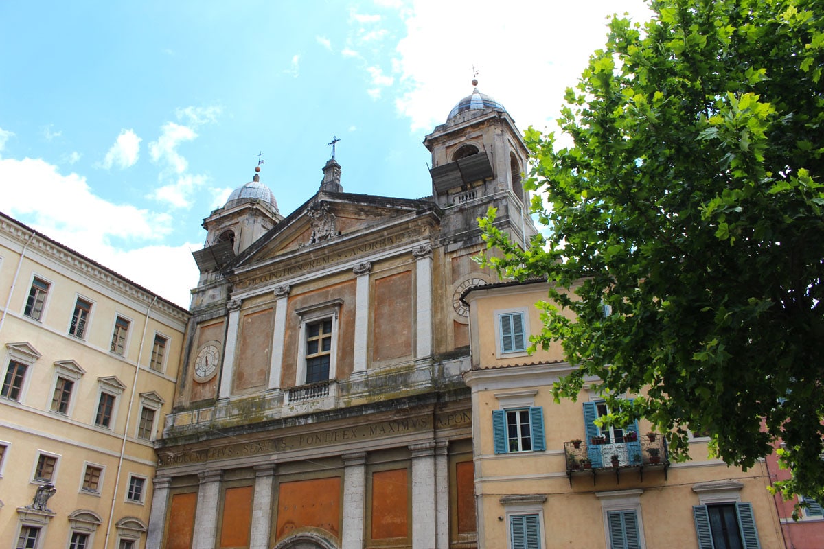 Subiaco-reisetipps-latium-reisetipps-italien-Parrocchia-Andrea-Apostolo" width="1200" height="800" data-wp-pid="9986" srcset="https://www.nicolos-reiseblog.de/wp-content/uploads/2019/02/Subiaco-reisetipps-latium-reisetipps-italien-Parrocchia-Andrea-Apostolo.jpg 1200w, https://www.nicolos-reiseblog.de/wp-content/uploads/2019/02/Subiaco-reisetipps-latium-reisetipps-italien-Parrocchia-Andrea-Apostolo-300x200.jpg 300w, https://www.nicolos-reiseblog.de/wp-content/uploads/2019/02/Subiaco-reisetipps-latium-reisetipps-italien-Parrocchia-Andrea-Apostolo-1024x683.jpg 1024w, https://www.nicolos-reiseblog.de/wp-content/uploads/2019/02/Subiaco-reisetipps-latium-reisetipps-italien-Parrocchia-Andrea-Apostolo-800x533.jpg 800w" sizes="(max-width: 1200px) 100vw, 1200px"/></p></noscript>
<h2>Tagliacozzo |</h2>
<h3>Sehenswürdigkeiten Tagliacozzo</h3>
<ul>
<li><span style=