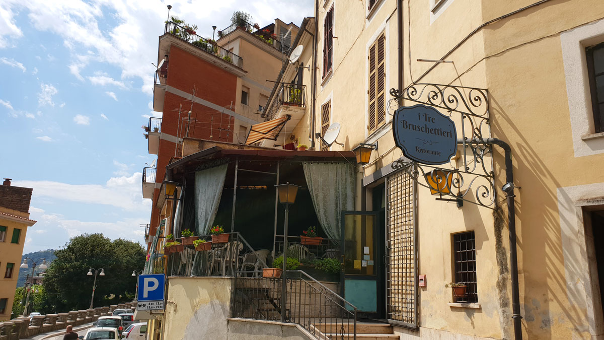 Subiaco-reistips-latium-reizen-italië-i-tre-bruschettieri "width =" 1200 "height =" 675 "data-wp-pid =" 9947 "srcset =" https://www.nicolos-reiseblog.de/ wp-content / uploads / 2019/02 / Subiaco-reistips-latium-reistips-italië-i-tre-Bruschettieri.jpg 1200w, https://www.nicolos-reiseblog.de/wp-content/uploads/2019/02 /Subiaco-travel-tips-latium-travel-tips-italia-i-tre-Bruschettieri-300x169.jpg 300w, https://www.nicolos-reiseblog.de/wp-content/uploads/2019/02/Subiaco-reisetipps-latium- reistips-italië-i-tre-Bruschettieri-1024x576.jpg 1024w, https://www.nicolos-reiseblog.de/wp-content/uploads/2019/02/Subiaco-reisetipps-latium-reisetipps-italien-i-tre -Bruschettieri-800x450.jpg 800w "sizes =" (max-breedte: 1200px) 100vw, 1200px "/> Een rijke antipasti-plaat verwent mijn gehemelte vooraf, plus een goede rode wijn - wat heb je nog meer nodig?! Natuurlijk een hoofdgerecht: Patate Caro Nero met maïs, aardappelen, zwarte kool en wit varkensvlees, gevolgd door andere gerechten totdat ik helemaal tevreden ben zinken in mijn stoel.</p></noscript>
<p>Zachte en walnootlikeur en een drankje genaamd "Lucrezia gif" maken de maag schoon. Lucrezia Borgia werd hier in Subiaco geboren en zal je op andere plaatsen ontmoeten.</p>
<figure class=
