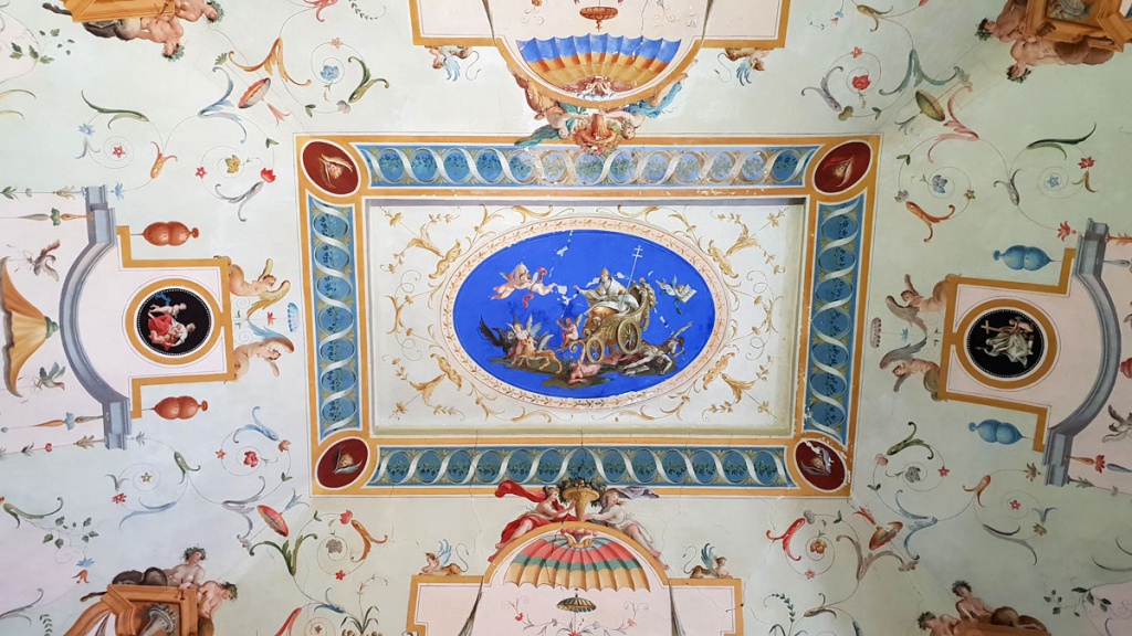 Subiaco-travel-tips-latium-travel-tips-italy-rocca-di-abbaziale-ceiling-painting "srcset =" https://www.nicolos-reiseblog.de/wp-content/uploads/2019/02/Subiaco-travel-tips-latium-travel-tips -italia-rocca-di-abbaziale-ceiling-painting-1024x576.jpg 1024w, https://www.nicolos-reiseblog.de/wp-content/uploads/2019/02/Subiaco-travel-tips-latium-travel-tips-italia-rocca- di-abbaziale-ceiling-painting-300x169.jpg 300w, https://www.nicolos-reiseblog.de/wp-content/uploads/2019/02/Subiaco-travel-tips-latium-travel-tips-italia-rocca-di-abbaciale-background- painting -800x450.jpg 800w, https://www.nicolos-reiseblog.de/wp-content/uploads/2019/02/Subiaco-travel-tipps-latium-travel-tips-italia-rocca-di-abbaciale-blue-painting.jpg 1200w, https : //www.nicolos-reiseblog.de/wp-content/uploads/2019/02/Subiaco-reisetipps-latium-reisetipps-italien-rocca-di-abbaziale-deckenmalerei-300x169@2x.jpg 600w "sizes =" ( max. breedte: 1024px) 100vw, 1024px "/></figure>
<figure class=