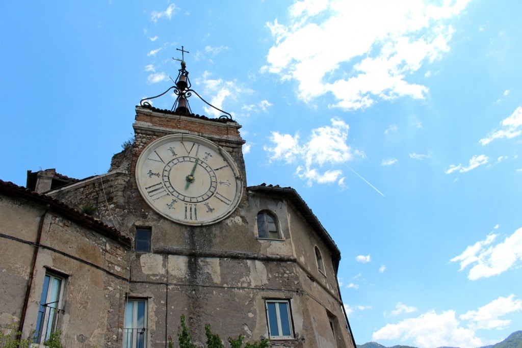 Subiaco-reistips-latium-reistips-italië-rocca-di-abbaziale-toren "srcset =" https://www.nicolos-reiseblog.de/wp-content/uploads/2019/02/Subiaco-travel-tips-latium-travel-tips -italia-rocca-di-abbaziale-turmuhr-1024x683.jpg 1024w, https://www.nicolos-reiseblog.de/wp-content/uploads/2019/02/Subiaco-travel-tips-latium-travel-tips-italia-rocca- di-abbaziale-turmuhr-300x200.jpg 300w, https://www.nicolos-reiseblog.de/wp-content/uploads/2019/02/Subiaco-travel-tips-latium-travel-tips-italia-rocca-di-abbaziale-clock-watch -800x533.jpg 800w, https://www.nicolos-reiseblog.de/wp-content/uploads/2019/02/Subiaco-reisetipps-latium-reisetipps-italien-rocca-di-abbaziale-turmuhr.jpg 1200w "maten = "(max. breedte: 1024px) 100 vw, 1024px" /></figure>
<h3>Papiermuseum – Borgo dei Cartei</h3>
<p>De prachtige schilderijen hebben me hongerig gemaakt. Maar eerst moet ik wat meer werken. Het plaatselijke papiermuseum beschrijft niet alleen het maken van papier. Hier kan ik ook mijn eerste eigen papier tekenen.</p>
<p>Het Papiermuseum van Subiaco is gevestigd in een voormalige molen waar vroeger granen werden gemalen. Overigens richtte een van de voormalige pausen de papierindustrie op in Subiaco. Tot 2004 werd er nog steeds papier geproduceerd in Subiaco tot de laatste fabriek moest sluiten. Op dit moment herinnert nu dit kleine papieren museum.</p>
<div class=