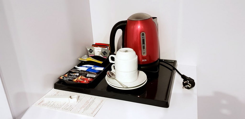 vienna-house-easy-pilsen-hoteltipp-tsjechisch-title-room-kettles-coffee "class =" wp-image-9858 "srcset =" https://www.nicolos-reiseblog.de/wp-content/uploads/ 2019/02 / vienna-house-easy-pilsen-hoteltipp-tsjechisch-title-room-kettle-coffee-1024x498.jpg 1024w, https://www.nicolos-reiseblog.de/wp-content/uploads/2019/02 /vienna-house-easy-pilsen-hoteltipp-tschechien-titel-zimmer-wasserkocher-kaffee-300x146.jpg 300w, https://www.nicolos-reiseblog.de/wp-content/uploads/2019/02/vienna- huis-gemakkelijk-pilsen-hoteltip-tsjechisch-titel-kamer-ketel-koffie-800x389.jpg 800w, https://www.nicolos-reiseblog.de/wp-content/uploads/2019/02/vienna-house-easy -pilsen-hoteltipp-tsjechisch-title-room-kettle-coffee.jpg 1080w, https://www.nicolos-reiseblog.de/wp-content/uploads/2019/02/vienna-house-easy-pilsen-hoteltipp- czech-title-room-water-cerer-coffee-300x146@2x.jpg 600w "sizes =" (max-width: 1024px) 100vw, 1024px "/></figure>
<p>Het sanitair is modern en schoon. Cosmetische producten helpen, als u iets vergeten bent of uw eigen producten uitgaat. Haardroger en make-upspiegel zijn standaard in de badkamers.</p>
<figure class=