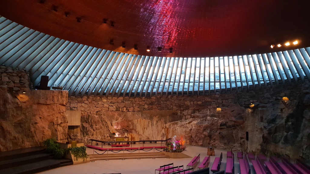 what-must-have-seen-in-helsinki-Temppeliaukio-church-inside "class =" wp-image-9818 "srcset =" https://www.nicolos-reiseblog.de/wp-content/uploads/ 2019/02 / wat-moet-gezien-in-helsinki-Temppeliaukio-church-inside-1024x576.jpg 1024w, https://www.nicolos-reiseblog.de/wp-content/uploads/2019/02 /was-muss-man-in-helsinki-gesehen-haben-Tpelpeliaukio-Kirche-innen-300x169.jpg 300w, https://www.nicolos-reiseblog.de/wp-content/uploads/2019/02/was- must-see-in-helsinki-have-Temppeliaukio-church-inside-800x450.jpg 800w, https://www.nicolos-reiseblog.de/wp-content/uploads/2019/02/was-muss-man -in-helsinki-seen-have-Temppeliaukio-church-inside.jpg 1200w, https://www.nicolos-reiseblog.de/wp-content/uploads/2019/02/was-muss-man-in-helsinki- seen-Temppeliaukio-Kirche-innen-300x169@2x.jpg 600w "sizes =" (max-width: 1024px) 100vw, 1024px "/></figure>
<h2>Design Museum Helsinki</h2>
<p>Een bezoek aan deze drie kerken is zeker de moeite waard. Wat had je nog meer gezien in Helsinki? Natuurlijk heeft de stad meer te bieden dan kerken.</p>
<p style=