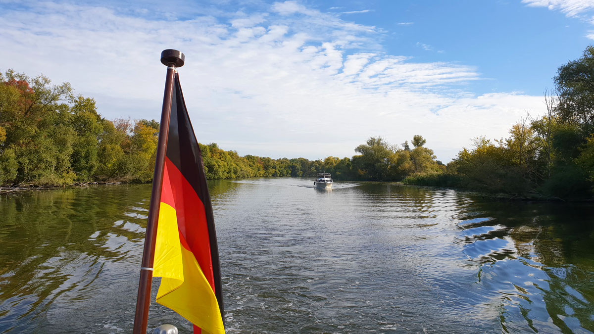 Rundreise-brandenburg-reisetipps-brandenburg-an-der-havel-bootsfahrt-plauer-see-fahne