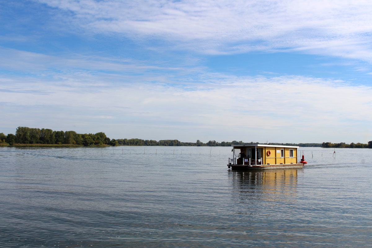 Rundreise-brandenburg-reisetipps-brandenburg-an-der-havel-bootsfahrt-plauer-see-hausboot