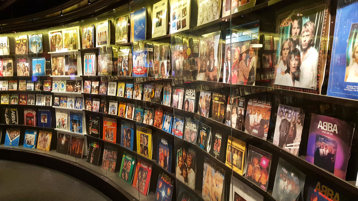 abba-museum-stockholm-albums "width =" 1200 "height =" 675 "data-wp-pid =" 10257 "srcset =" https://www.nicolos-reiseblog.de/wp-content/uploads/2019/ 03 / abba-museum-stockholm-alben.jpg 1200w, https://www.nicolos-reiseblog.de/wp-content/uploads/2019/03/abba-museum-stockholm-alben-300x169.jpg 300w, https: //www.nicolos-reiseblog.de/wp-content/uploads/2019/03/abba-museum-stockholm-alben-1024x576.jpg 1024w, https://www.nicolos-reiseblog.de/wp-content/uploads /2019/03/abba-museum-stockholm-alben-50x28.jpg 50w, https://www.nicolos-reiseblog.de/wp-content/uploads/2019/03/abba-museum-stockholm-alben-800x450. jpg 800w "sizes =" (max-width: 1200px) 100vw, 1200px "/></p></noscript>
<p>Het is ook spannend als je aan het begin van de tentoonstelling naar de zogenaamde "ring-beltelefoon" gaat.</p>
<p>De voormalige leden van ABBA bellen hier met onregelmatige tussenpozen om met de bezoekers te praten. Helaas had ik tijdens mijn bezoek geen geluk gehad, maar misschien de volgende keer.</p>
<p>Het ABBA Museum in Stockholm kan gezien worden als gesteund door de bandleden, omdat je veel originele stukken uit hun privécollecties, foto's van reizen en concerten en verschillende onderscheidingen zult vinden.</p>
<h2>Conclusie voor mijn bezoek aan het ABBA Museum</h2>
<p>Als je Zweden bezoekt, moet je absoluut het ABBA Museum in Stockholm bezoeken. Naast een inzicht in de muziek van die tijd vind je ook een recensie van de wilde jaren zeventig en kan je actief deelnemen aan het museum.</p>
<p>Niet voor niets is een van de reclameslogans van het museum "Walk in, dance out". Stockholm heeft zeker een andere attractie gewonnen met dit museum. De prijs van ongeveer 24, — € voor de ingang, maar ik voel me een beetje hoog.</p>
<p>Waarbij er een aantal interactieve elementen zijn die leuk kunnen zijn voor twee of in een groep. Voor diehard ABBA fans, als je als een paar of als een groep komt, is de prijs goed.</p>
<p>Als je meer inspiratie wilt, kijk dan eens naar de mijne <strong>Reistips naar Stockholm</strong> en de bezienswaardigheden in Stockholm.</p>
<p><strong>entree:</strong> 250 SEK (ongeveer 24, — Euro | Stand 2019)</p>
<p><strong>Lengte van het verblijf:</strong> 1,5 uur</p>
<div class=