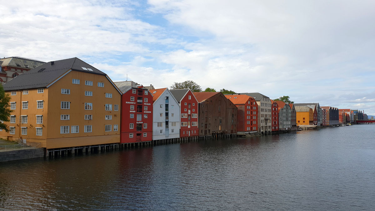 ein-tag-in-trobdheim-Alte-Bruecke-Gamle-Bybro-bunter-haeuser