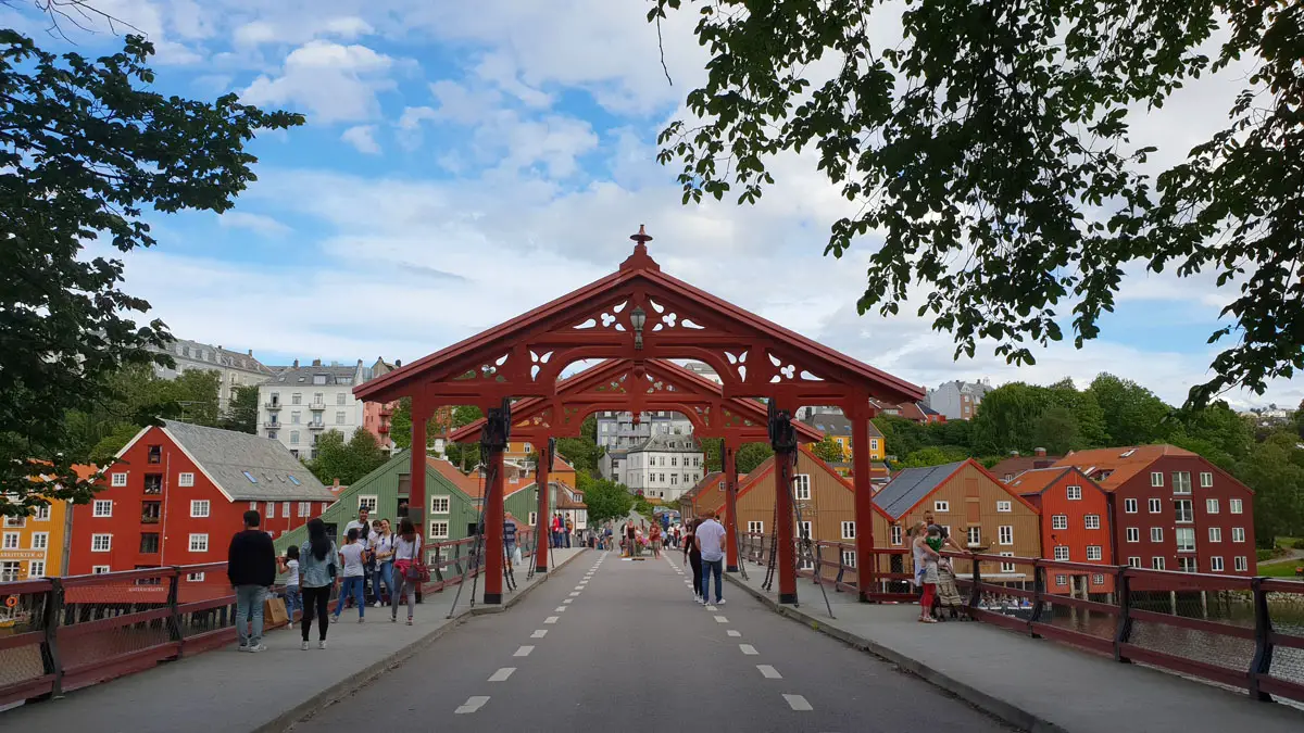 Ein Tag in Trondheim - dabei muss man die alte Brücke über den Fluss Nidelva gesehen haben