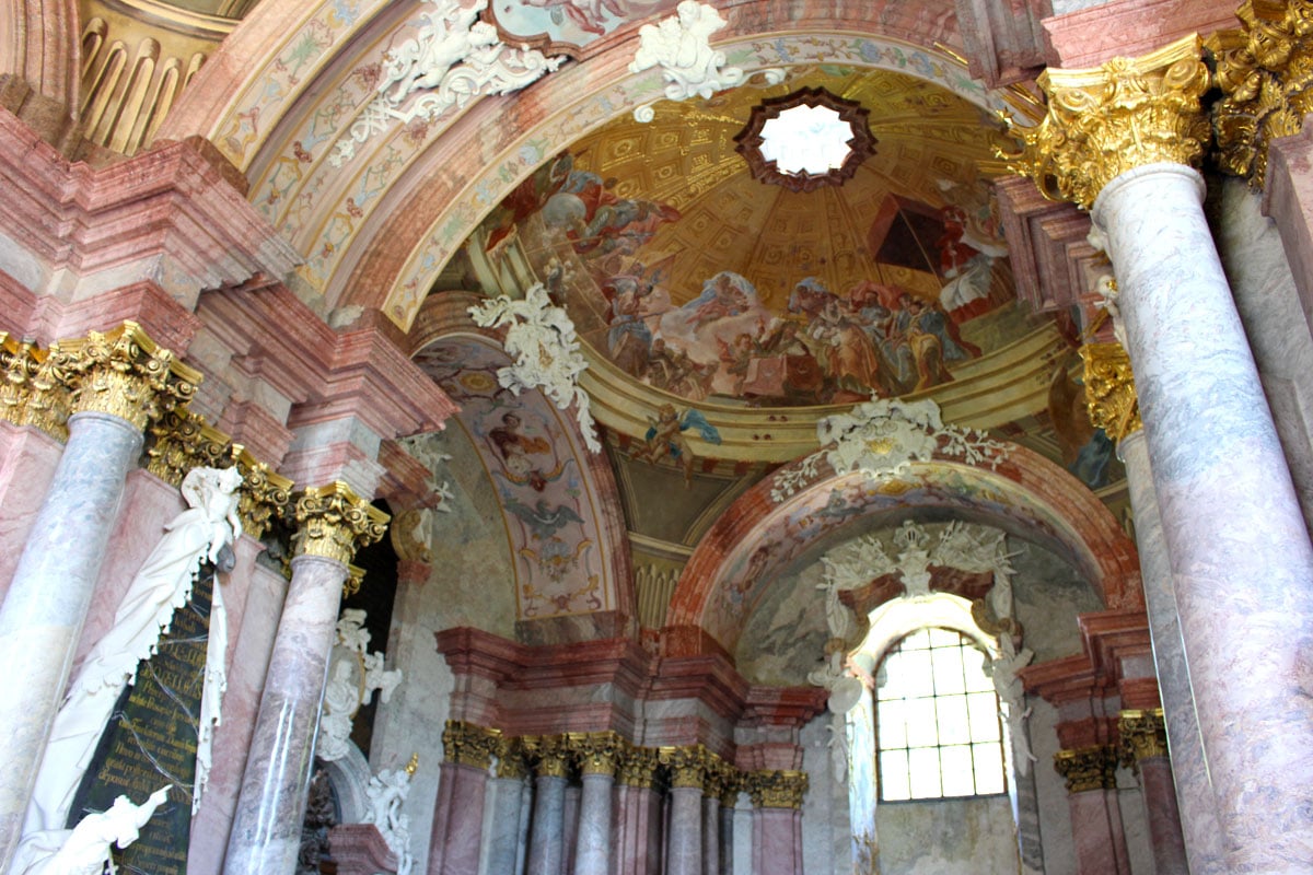 klooster-gruessau-klooster-kerk-ascentie-reizen-tips-low-siësta-reizen-polen-barok "width =" 1200 "height =" 800 "data-wp-pid =" 10233 "srcset =" https: //www.nicolos- reiseblog.de/wp-content/uploads/2019/04/kloster-gruessau-Klosterkirche-Mariae-Himmelfahrt-reisetipps-niederschlesien-reisetipps-polen-barock.jpg 1200w, https://www.nicolos-reiseblog.de/wp -inhoud / uploads / 2019/04 / klooster-gruessau-klooster-kerk-ascensie-reizen-tips-niederschlesien-reistips-polen-barok-300x200.jpg 300w, https://www.nicolos-reiseblog.de/wp-content/ uploads / 2019/04 / klooster-gruessau-klooster-kerk-ascentie-reizen-tips-lage-siësta-reizen-tips-polen-barok-1024x683.jpg 1024w, https://www.nicolos-reiseblog.de/wp-content/uploads/2019 /04/kloster-gruessau-Klosterkirche-Mariae-Himmelfahrt-reisetipps-niederschlesien-reisetipps-polen-barock-50x33.jpg 50w, https://www.nicolos-reiseblog.de/wp-content/uploads/2019/04/ klooster-Grüssau klooster Kerk van reizen Hemelvaart tips Mary's en Neder-Silezië reistrips polen barok 800x533.jpg 800w "sizes =" (max-width: 1200px) 100vw, 1200px "/></p></noscript>
<p>Je moet ook het hoofdgebouw van het klooster Grüssau bezoeken tijdens je tour door Neder-Silezië, het bevindt zich in hetzelfde complex als de twee kerken. Het klooster is een actief onderdeel van het bisdom Liegnitz en is nog steeds een bedevaartskerk. De benedictijnen die de abdij leiden, hebben het gebouwencomplex voor het publiek geopend.</p>
<h2>Meer reistips voor Polen in de omgeving van Kloster Grüssau</h2>
<p>Vlakbij het barokke klooster zijn enkele prachtige monumenten die u tijdens uw bezoek niet mag missen. Bij het gehucht Bethlehem is er een kapel en een opvallend achthoekig gebouw. Het is het zomerpaviljoen van de abt. Hij is een beetje buiten de kust in de vijver. Bezienswaardig is ook de weg van de gebouwen van de abdij naar het gehucht. Hier werden 32 kruiswegstaties gebouwd op de Calvarieberg.</p>
<p>St. Annaberg is ook een bezoek waard. Vanaf de berg en de kerk van St. Anne heb je een prachtig uitzicht over de omgeving. Vanaf hier is het klooster Grüssau vanuit een spectaculair perspectief te zien en mag u het uitzicht op de omliggende vallei niet missen.</p>
<h2>De barokke stijl maakt het klooster Grüssau een geheim in Neder-Silezië</h2>
<p>Bovendien is het de prachtige architectuur die het Grüssau-klooster tot een oriëntatiepunt maakt dat u tijdens uw reis door Polen en Neder-Silezië moet bezoeken.</p>
<p>Al meer dan 700 jaar wordt de abdij bewoond en bewoond door monniken. Tot op heden is het een bedevaartsoord geworden. In 1997 vierde paus Johannes Paulus II een mis met vele duizenden gelovigen om het 'wonderbaarlijke beeld van de moeder Gods' te bekronen.</p>
<p>Voor de gelovigen is het klooster dus veel meer dan een prachtige excursiebestemming die met het hele gezin kan worden bezocht. Naast de twee kerken is het kloostergebouw de moeite van het bekijken waard, hier krijg je een interessant inzicht in het leven van vandaag van de nonnen.</p>
<p>In de buurt van het klooster zijn enkele prachtige bezienswaardigheden die uw reis naar dit deel van het Reuzengebergte zullen vervolledigen.</p>
<p><strong><span style=
