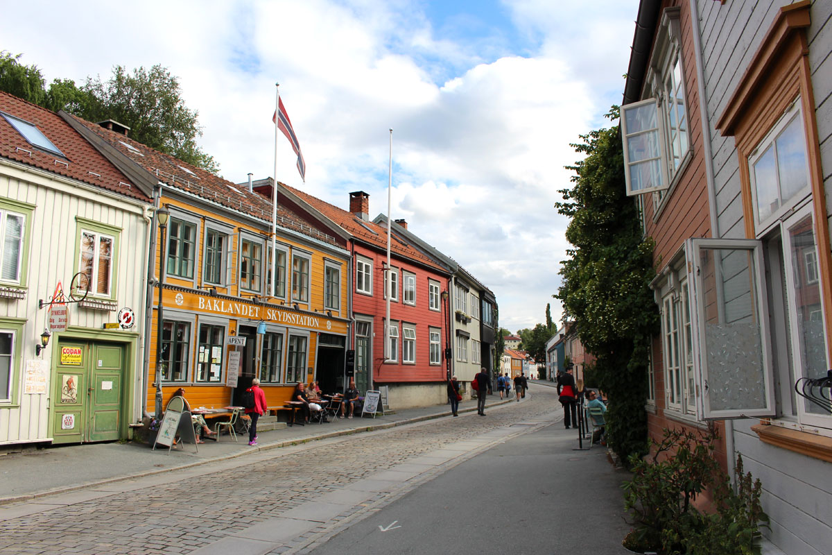 sightseeing-trondheim-travel-tips-tondelag-travel-tips-noorwegen-travel-blog-5-places-Baklandet-Skydsstation "width =" 1200 "height =" 800 "data-wp-pid =" 10195 "srcset =" https: // www. nicolos-reiseblog.de/wp-content/uploads/2019/04/sehenswuerdigkeiten-trondheim-reisetipps-tondelag-reisetipps-norwegen-reiseblog-5-orte-Baklandet-Skydsstation.jpg 1200w, https: //www.nicolos-reiseblog .com / wp-content / uploads / 2019/04 / sightseeing-trondheim-travel-tips-tondelag-travel-tips-noorwegen-travel-blog-5-locaties-Baklandet-Skyds-station-300x200.jpg 300w, https: //www.nicolos-reiseblog. DE / wp-content / uploads / 2019/04 / sightseeing-trondheim-travel-tips-tondelag-travel-tips-noorwegen-travel-blog-5-locations-Baklandet-Skydsstation-1024x683.jpg 1024w, https://www.nicolos-reiseblog.de /wp-content/uploads/2019/04/sehenswuerdigkeiten-trondheim-tour-tips-tondelag-reiseetipps-norwegen-reiseblog-5-orte-Baklandet-Skydsstation-50x33.jpg 50w, https://www.nicolos-reiseblog.de/ wp-content / uploads / 2019/04 / attracties-Trondheim-r ice tips-tondelag-travel-tips-noorwegen-travel-blog-5-locaties-Baklandet-Skyds-station-800x533.jpg 800w "sizes =" (max-width: 1200px) 100vw, 1200px "/></p>
<p>Als het regent, zou je het gewoon moeten doen <span style=