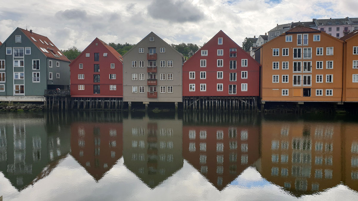 attracties-trondheim-reizen-tips-reizen-tips-Noorwegen-reizen-blog-5-plaatsen-piraten-kleurrijke-huizen "width =" 1200 "height =" 675 "data-wp-pid =" 10193 "srcset =" https: // www.nicolos-reiseblog.de/wp-content/uploads/2019/04/sehenswuerdigkeiten-trondheim-reisetipps-tondelag-reisetipps-norwegen-reiseblog-5-orte-piren-bunte-haeuser-1.jpg 1200w, https: / /www.nicolos-reiseblog.de/wp-content/uploads/2019/04/sehenswuerdigkeiten-trondheim-reisetipps-tondelag-reisetipps-norwegen-reiseblog-5-orte-piren-bunte-haeuser-1-300x169.jpg 300w, https://www.nicolos-reiseblog.de/wp-content/uploads/2019/04/sehenswuerdigkeiten-trondheim-reisetipps-tondelag-reisetipps-norwegen-reiseblog-5-orte-piren-bunte-haeuser-1-1024x576. jpg 1024w, https://www.nicolos-reiseblog.de/wp-content/uploads/2019/04/sehenswuerdigkeiten-trondheim-reisetipps-tondelag-reisetipps-norwegen-reiseblog-5-orte-piren-bunte-haeuser-1 -50x28.jpg 50w, https://www.nicolos-reiseblog.de/wp-content/uploads/2019/04/sehenswuerdigkeiten-trondheim-reisetip ps-tondelag-travel-tips-noorwegen-travel-blog-5-places-pirate-colourful-homes-1-800x450.jpg 800w "sizes =" (max-width: 1200px) 100vw, 1200px "/></p>
<p>U merkt op, de kleurrijke huizen hebben mij gedaan. Maar ze zijn naast de kathedraal van Nidaros gewoon het symbool van de stad Trondheim. Bij zonnig weer zijn de kleurrijke huizen bijzonder mooi om naar te kijken, want dan stralen de kleuren nog voller uit.</p>
<p>Dus ik wil je geen plaats onthouden van waaruit je een mooie foto kunt maken van de kleurrijke huizen: <strong><span style=