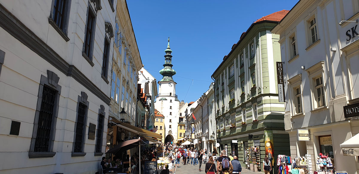 altstadt-michaelstor-what-must-man-in-bratislava-seen-have-nicolos-travel-blog "width =" 1200 "height =" 583 "data-wp-pid =" 10349 "srcset =" https: // www. nicolos-reiseblog.de/wp-content/uploads/2019/05/altstadt-michaelstor-was-muss-man-in-bratislava-gesehen-haben-nicolos-reiseblog.jpg 1200w, https: //www.nicolos-reiseblog .com / wp-content / uploads / 2019/05 / old-city-michaelstor-wat-moet-hebben-man-in-bratislava-gezien-hebben-nicolos-reizen-blog-300x146.jpg 300w, https: //www.nicolos-reiseblog. DE / wp-content / uploads / 2019/05 / old-city-michaelstor-wat-moet-hebben-man-in-bratislava-gezien-hebben-nicolos-reiseblog-1024x497.jpg 1024w, https://www.nicolos-reiseblog.de /wp-content/uploads/2019/05/altstadt-michaelstor-was-muss-man-in-bratislava-gesehen-haben-nicolos-reiseblog-50x24.jpg 50w, https://www.nicolos-reiseblog.de/ wp-content / uploads / 2019/05 / old-city-michaelstor-what-must-have-man-in-bratislava-seen-have-nicolos-reiseblog-800x389.jpg 800w "sizes =" (max-width: 1200px) 100vw, 1200px "/></p>
<p>Er zijn bijvoorbeeld de vele kunstwerken en bronzen figuren, waarvan ik alleen "Cumil" zou willen introduceren – wat zoiets als de Gaffer betekent. <span style=