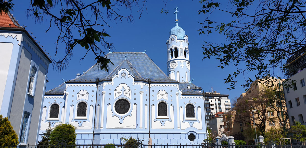 blue-church-what-must-man-in-bratislava-seen-have-nicolos-travel-blog "width =" 1200 "height =" 583 "data-wp-pid =" 10359 "srcset =" https: // www. nicolos-reiseblog.de/wp-content/uploads/2019/05/blaue-kirche-was-muss-man-in-bratislava-gesehen-haben-nicolos-reiseblog.jpg 1200w, https: //www.nicolos-reiseblog .com / wp-content / uploads / 2019/05 / blue-church-what-must-have-seen-in-bratislava-nicolos-travel-blog-300x146.jpg 300w, https: //www.nicolos-reiseblog. DE / wp-content / uploads / 2019/05 / blue-church-what-must-have-seen-in-bratislava-nicolos-reiseblog-1024x497.jpg 1024w, https://www.nicolos-reiseblog.de /wp-content/uploads/2019/05/blaue-kirche-was-muss-man-in-bratislava-gesehen-haben-nicolos-reiseblog-50x24.jpg 50w, https://www.nicolos-reiseblog.de/ wp-content / uploads / 2019/05 / blue-church-what-must-have-man-in-bratislava-seen-nicolos-travel-blog-800x389.jpg 800w "sizes =" (max-width: 1200px) 100vw, 1200px "/></p>
<p>De Blauwe Kerk wordt eigenlijk officieel de St. Elisabethkerk genoemd. Het werd gebouwd in 1907/08 in de afscheidingsstijl, die tot dan toe onbekend was.</p>
<p>Toen ik daar was, vond er een Paaszondagdienst plaats. Omdat ik dergelijke religieuze geloofsbelijdenissen respecteer, wilde ik de gelovigen niet storen met een touri-wandeling door de kerk. Maar ook van binnen is het de moeite waard om te zien. Misschien heb je de mogelijkheid om naar ze te kijken.</p>
<h2>Wat moet je gezien hebben in Bratislava?</h2>
<p>Ik ben echt positief verrast door de hoofdstad van Slowakije. Ik had niet gedacht dat ik de stad zo leuk vond. Hier vindt u alles wat u nodig heeft voor een leuke stedentrip:</p>
<p><span style=