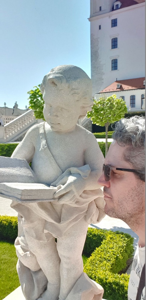 burg-bratislava-gartenanlage-figur-buch-was-muss-man-in-bratislava-gesehen-haben-nicolo-martin