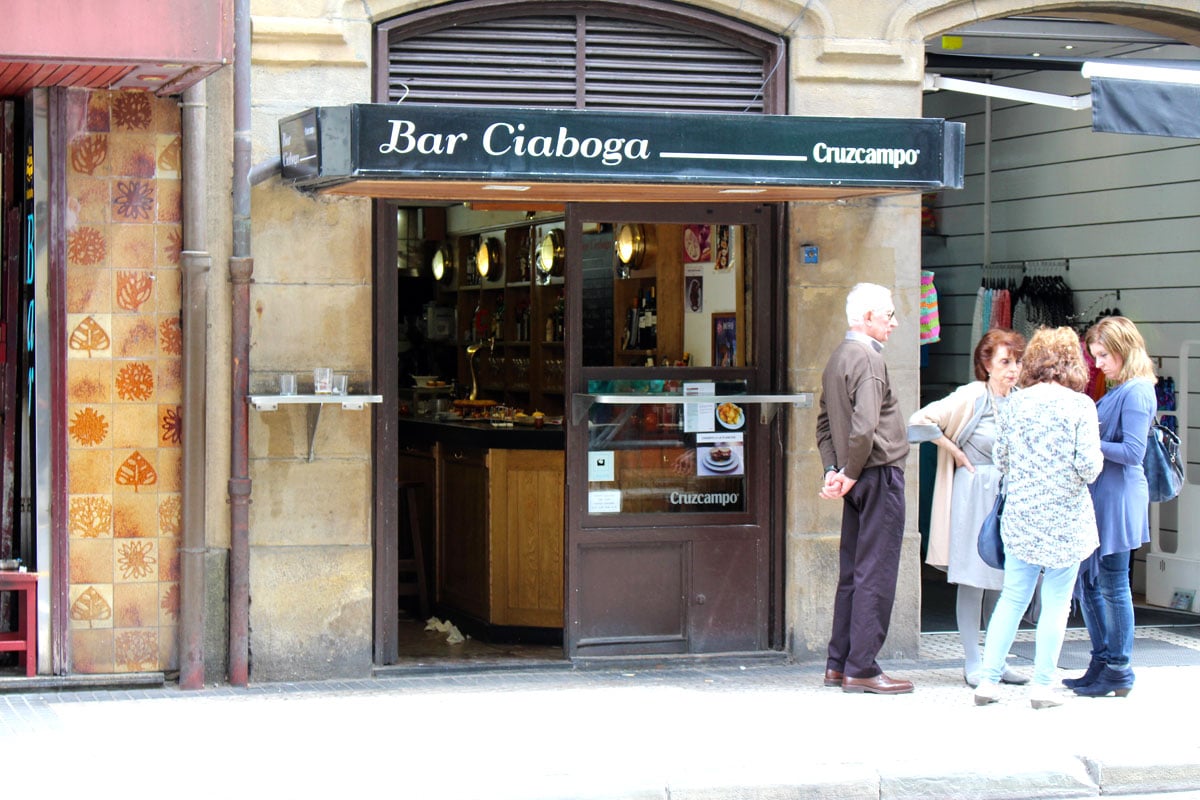 Bar-Ciaboga-San-Sebastian "width =" 1200 "height =" 800 "data-wp-pid =" 10949 "srcset =" https://www.nicolos-reiseblog.de/wp-content/uploads/2019/ 07 / Bar-Ciaboga-San-Sebastian.jpg 1200w, https://www.nicolos-reiseblog.de/wp-content/uploads/2019/07/Bar-Ciaboga-San-Sebastian-300x200.jpg 300w, https: //www.nicolos-reiseblog.de/wp-content/uploads/2019/07/Bar-Ciaboga-San-Sebastian-1024x683.jpg 1024w, https://www.nicolos-reiseblog.de/wp-content/uploads /2019/07/Bar-Ciaboga-San-Sebastian-50x33.jpg 50w, https://www.nicolos-reiseblog.de/wp-content/uploads/2019/07/Bar-Ciaboga-San-Sebastian-800x533. jpg 800w "sizes =" (max-breedte: 1200px) 100vw, 1200px "/></p></noscript>
<div id=