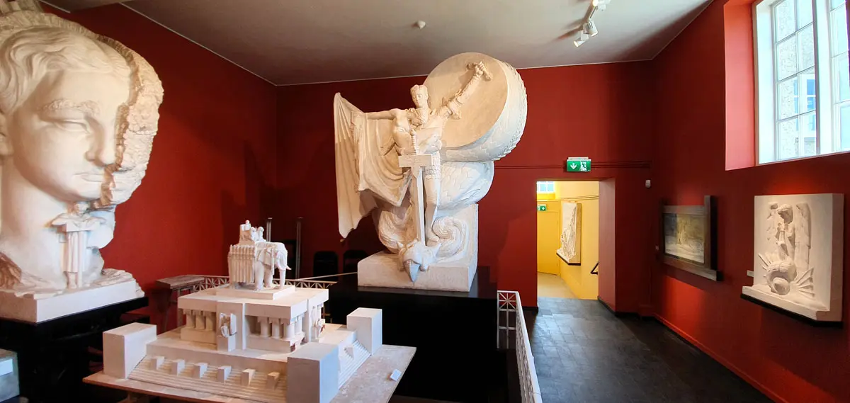 Einar-Jonsson-Museum-sculpturen-wat-moet-hebben-man-in-reykjavik-gezien-hebben-nicolos-reisblog "width =" 1200 "height =" 569 "data-wp-pid =" 10514 "srcset =" https: //www.nicolos-reiseblog.de/wp-content/uploads/2019/07/Einar-Jonsson-Museum-skulpturen-was-muss-man-in-reykjavik-gesehen-haben-nicolos-reiseblog.jpg 1200w, https : //www.nicolos-reiseblog.de/wp-content/uploads/2019/07/Einar-Jonsson-Museum-skulpturen-was-muss-man-in-reykjavik-gesehen-haben-nicolos-reiseblog-300x142.jpg 300w, https://www.nicolos-reiseblog.de/wp-content/uploads/2019/07/Einar-Jonsson-Museum-skulpturen-was-muss-man-in-reykjavik-gesehen-haben-nicolos-reiseblog- 1024x486.jpg 1024w, https://www.nicolos-reiseblog.de/wp-content/uploads/2019/07/Einar-Jonsson-Museum-skulpturen-was-muss-man-in-reykjavik-gesehen-haben-nicolos -reiseblog-50x24.jpg 50w, https://www.nicolos-reiseblog.de/wp-content/uploads/2019/07/Einar-Jonsson-Museum-skulpturen-was-muss-man-in-reykjavik-gesehen- have-nicolos-travel-blog-800x379.jpg 800w "sizes =" (max-width: 1200 px) 100vw, 1200px "/></p></noscript>
<p>In het IJslandse kunstenaarsmuseum zijn veel van zijn kunstwerken te vinden op de begane grond en in de kelder, voordat ze bronzen sculpturen worden.</p>
<p>De werken combineren macht, religie en mystiek en zijn indrukwekkend op een duistere en duivelse manier. Bijzonder spannend zijn de details die ik ontdek in de sculpturen na een lange blik.</p>
<p>Reistip: The Sculpture Garden, gelegen achter het gebouw, is de hele dag gratis te bezoeken. Sommige IJslanders kiezen de prachtige tuin om te ontspannen van de drukte van de stad.</p>
<p><span style=