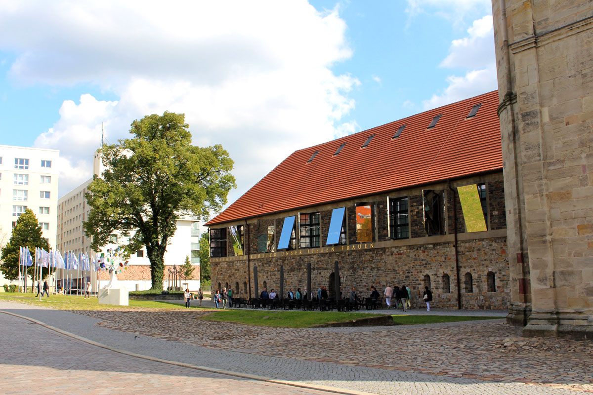 Kloster-Unser-Lieben-Frauen-Magdeburg-kunstmuseum" width="1200" height="800" data-wp-pid="10882" srcset="https://www.nicolos-reiseblog.de/wp-content/uploads/2019/07/Kloster-Unser-Lieben-Frauen-Magdeburg-kunstmuseum.jpg 1200w, https://www.nicolos-reiseblog.de/wp-content/uploads/2019/07/Kloster-Unser-Lieben-Frauen-Magdeburg-kunstmuseum-300x200.jpg 300w, https://www.nicolos-reiseblog.de/wp-content/uploads/2019/07/Kloster-Unser-Lieben-Frauen-Magdeburg-kunstmuseum-1024x683.jpg 1024w, https://www.nicolos-reiseblog.de/wp-content/uploads/2019/07/Kloster-Unser-Lieben-Frauen-Magdeburg-kunstmuseum-50x33.jpg 50w, https://www.nicolos-reiseblog.de/wp-content/uploads/2019/07/Kloster-Unser-Lieben-Frauen-Magdeburg-kunstmuseum-800x533.jpg 800w" sizes="(max-width: 1200px) 100vw, 1200px"/></p>
<p>Hast Du Interesse oder eine Verbindung zu moderner Kunst, dann solltest Du Dir einen Besuch des Museums in den Räumen des alten Klosters nicht entgehen lassen.</p>
<p>Denn es ist <span style=