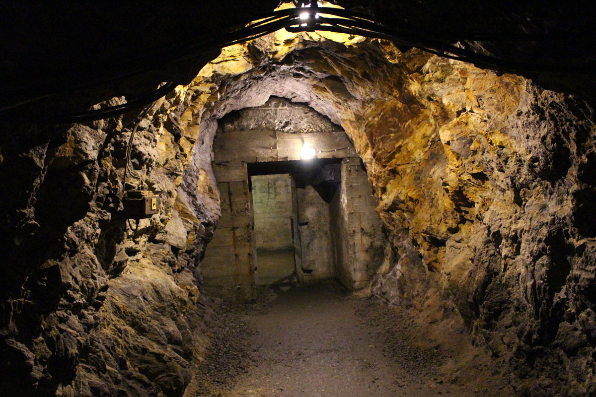 bunker-stollen-walim "width =" 1200 "height =" 800 "data-wp-pid =" 10710 "srcset =" https://www.nicolos-reiseblog.de/wp-content/uploads/2019/07/ bunker-stollen-walim.jpg 1200w, https://www.nicolos-reiseblog.de/wp-content/uploads/2019/07/bunker-stollen-walim-300x200.jpg 300w, https: //www.nicolos- reiseblog.de/wp-content/uploads/2019/07/bunker-stollen-walim-1024x683.jpg 1024w, https://www.nicolos-reiseblog.de/wp-content/uploads/2019/07/bunker-stollen -walim-50x33.jpg 50w, https://www.nicolos-reiseblog.de/wp-content/uploads/2019/07/bunker-stollen-walim-800x533.jpg 800w "sizes =" (max-breedte: 1200px ) 100 vw, 1200 px "/></p></noscript>
<p><span style=