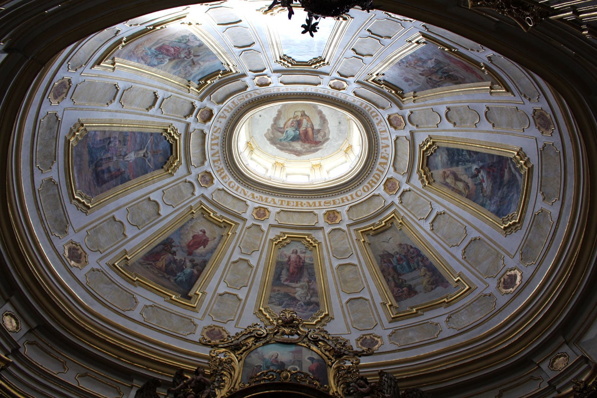 inner-dome-pelgrimage-church-Albendorf-Wambierzyce "width =" 1200 "height =" 800 "data-wp-pid =" 10664 "srcset =" https://www.nicolos-reiseblog.de/wp-content/uploads/ 2019/07 / inside-dome-bedevaartskerk-Albendorf-Wambierzyce.jpg 1200w, https://www.nicolos-reiseblog.de/wp-content/uploads/2019/07/innen-kuppel-Wallfahrtskirche-Albendorf-Wambierzyce-300x200 .jpg 300w, https://www.nicolos-reiseblog.de/wp-content/uploads/2019/07/innen-kuppel-Wallfahrtskirche-Albendorf-Wambierzyce-1024x683.jpg 1024w, https: //www.nicolos-reiseblog .de / wp-content / uploads / 2019/07 / inner-dome-bedevaartskerk Albendorf-Wambierzyce-50x33.jpg 50w, https://www.nicolos-reiseblog.de/wp-content/uploads/2019/07/ interieur-koepel-bedevaartskerk-Albendorf-Wambierzyce-800x533.jpg 800w "sizes =" (max-breedte: 1200px) 100vw, 1200px "/></p></noscript>
<p>Elk niveau symboliseert een jaar van het leven van Jezus Christus. In het midden van de kerk staat de Kapel van Genade met zijn ovale vorm en hoogaltaar. Boven het altaar en de tabernakel is een heiligdom met een gotische figuur van de Heilige Moeder van God toegevoegd. Het hoofdaltaar met de preekstoel werd gebouwd door de beeldhouwer Karl Sebastian Flacker uit Wenen.</p>
<p>In 1936 kreeg de kerk de rang van Minor Basiliek. Het heette "Maria Muttergottes" en is nog steeds de beschermer van de stad Albendorf. Elk jaar komen pelgrims uit Moravië en Bohemen, maar ook uit andere regio's van Polen en van over de hele wereld om de Albendorfer Madonna te bezoeken.</p>
<div id=