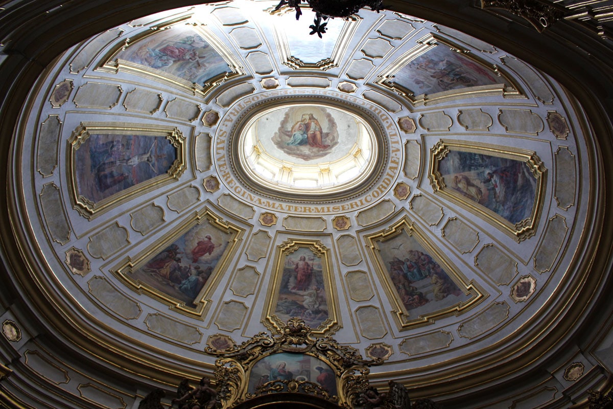 inner-dome-pelgrimage-church-Albendorf-Wambierzyce "width =" 1200 "height =" 800 "data-wp-pid =" 10664 "srcset =" https://www.nicolos-reiseblog.de/wp-content/uploads/ 2019/07 / inside-dome-bedevaartskerk-Albendorf-Wambierzyce.jpg 1200w, https://www.nicolos-reiseblog.de/wp-content/uploads/2019/07/innen-kuppel-Wallfahrtskirche-Albendorf-Wambierzyce-300x200 .jpg 300w, https://www.nicolos-reiseblog.de/wp-content/uploads/2019/07/innen-kuppel-Wallfahrtskirche-Albendorf-Wambierzyce-1024x683.jpg 1024w, https: //www.nicolos-reiseblog .de / wp-content / uploads / 2019/07 / inner-dome-bedevaartskerk Albendorf-Wambierzyce-50x33.jpg 50w, https://www.nicolos-reiseblog.de/wp-content/uploads/2019/07/ interieur-koepel-bedevaartskerk-Albendorf-Wambierzyce-800x533.jpg 800w "sizes =" (max-breedte: 1200px) 100vw, 1200px "/></p>
<p>Elk niveau symboliseert een jaar van het leven van Jezus Christus. In het midden van de kerk staat de Kapel van Genade met zijn ovale vorm en hoogaltaar. Boven het altaar en de tabernakel is een heiligdom met een gotische figuur van de Heilige Moeder van God toegevoegd. Het hoofdaltaar met de preekstoel werd gebouwd door de beeldhouwer Karl Sebastian Flacker uit Wenen.</p>
<p>In 1936 kreeg de kerk de rang van Minor Basiliek. Het heette "Maria Muttergottes" en is nog steeds de beschermer van de stad Albendorf. Elk jaar komen pelgrims uit Moravië en Bohemen, maar ook uit andere regio's van Polen en van over de hele wereld om de Albendorfer Madonna te bezoeken.</p>
<div id=