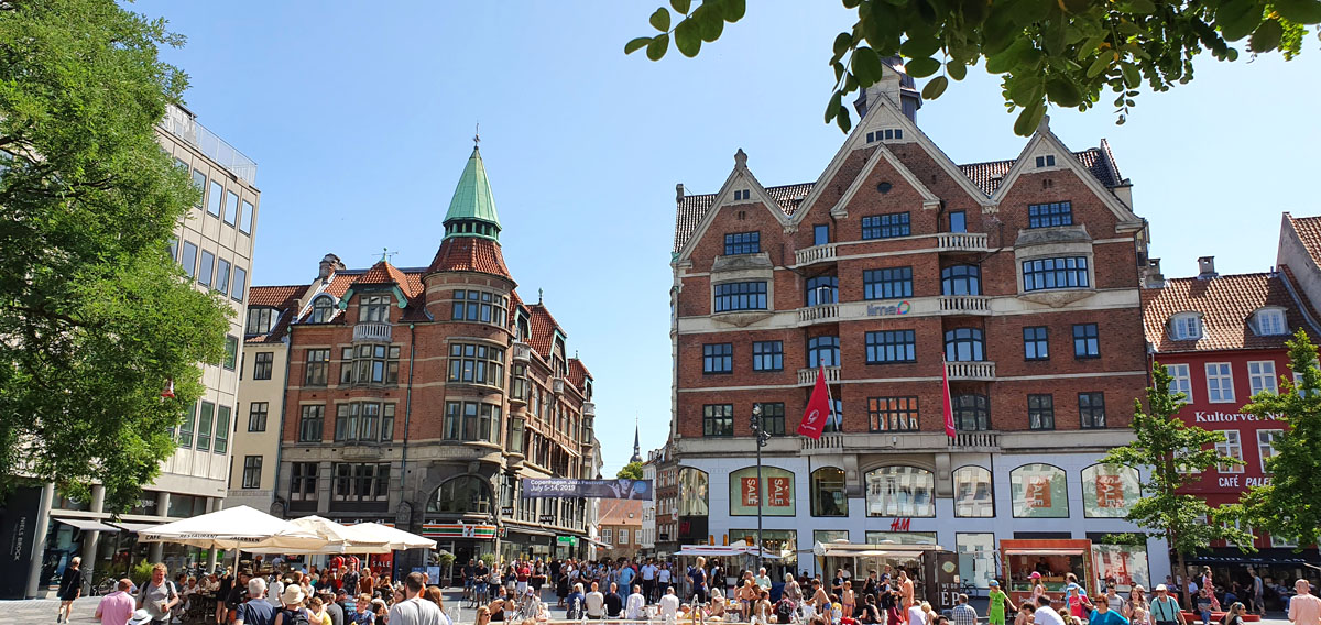 city-copenhagen-nicolos-travel-blog "width =" 1200 "height =" 568 "data-wp-pid =" 10636 "srcset =" https://www.nicolos-reiseblog.de/wp-content/uploads/2019/ 07 / city-copenhagen-nicolos-reiseblog.jpg 1200w, https://www.nicolos-reiseblog.de/wp-content/uploads/2019/07/innenstadt-kopenhagen-nicolos-reiseblog-300x142.jpg 300w, https: //www.nicolos-reiseblog.de/wp-content/uploads/2019/07/innenstadt-kopenhagen-nicolos-reiseblog-1024x485.jpg 1024w, https://www.nicolos-reiseblog.de/wp-content/uploads /2019/07/innenstadt-kopenhagen-nicolos-reiseblog-50x24.jpg 50w, https://www.nicolos-reiseblog.de/wp-content/uploads/2019/07/innenstadt-kopenhagen-nicolos-reiseblog-800x379. jpg 800w "sizes =" (max-width: 1200px) 100vw, 1200px "/></p>
</pre>
</div><!-- .entry-content -->
<footer class=