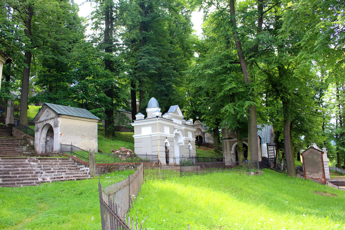 calvary-pelgrimage church-Albendorf-Wambierzyce "width =" 1200 "height =" 800 "data-wp-pid =" 10666 "srcset =" https://www.nicolos-reiseblog.de/wp-content/uploads/2019/ 07 / calvary-bedevaartskerk-Albendorf-Wambierzyce.jpg 1200w, https://www.nicolos-reiseblog.de/wp-content/uploads/2019/07/kalvarienberg-Wallfahrtskirche-Albendorf-Wambierzyce-300x200.jpg 300w, https: //www.nicolos-reiseblog.de/wp-content/uploads/2019/07/kalvarienberg-Wallfahrtskirche-Albendorf-Wambierzyce-1024x683.jpg 1024w, https://www.nicolos-reiseblog.de/wp-content/uploads /2019/07/kalvarienberg-Wallfahrtskirche-Albendorf-Wambierzyce-50x33.jpg 50w, https://www.nicolos-reiseblog.de/wp-content/uploads/2019/07/kalvarienberg-Wallfahrtskirche-Albendorf-Wambierzyce-800x533. jpg 800w "sizes =" (max-breedte: 1200px) 100vw, 1200px "/></p>
<p>Ze gaan helemaal naar het noorden naar de basiliek. Ook aan de zuidkant volgt een reeks foto's. Ze tonen de berg Sinaï met verschillende Mozes en heiligen. Bovenaan staat een standbeeld van de Albendorfer Madonna.</p>
<p>Vooral de Golgotha ​​is de reden waarom Wambierzyce vroeg de naam "Silezisch Jeruzalem" kreeg. In 2015 werd de Golgotha ​​gerenoveerd met de hele Kruisweg. Het project werd onder meer ondersteund door de toenmalige federale regeringscommissaris voor cultuur en media.</p>
<p>De Duitse Bondsdag, samen met het Poolse ministerie van Cultuur en Nationaal Erfgoed, had besloten dat deze prachtige plek moest worden hersteld om het belang dat het heeft als cultureel erfgoed te behouden.</p>
</pre>
</div><!-- .entry-content -->
<footer class=