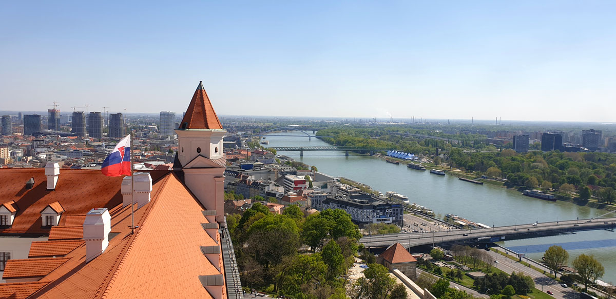 kronturm-panoramablick-donau "width =" 1200 "height =" 583 "srcset =" https://www.nicolos-reiseblog.de/wp-content/uploads/2019/07/kronturm-panoramablick-donau.jpg 1200w, https://www.nicolos-reiseblog.de/wp-content/uploads/2019/07/kronturm-panoramablick-donau-300x146.jpg 300w, https://www.nicolos-reiseblog.de/wp-content/uploads /2019/07/kronturm-panoramablick-donau-1024x497.jpg 1024w "maten =" (max. Breedte: 1200px) 100vw, 1200px "/></noscript></p><hr/><h2>Is het de moeite waard het kasteel in Bratislava te bezoeken?</h2><p>Wanneer u Bratislava bezoekt, moet u zeker het kasteel van Bratislava bezoeken. Voor cultuurliefhebbers is het museum zeker ook spannend om inzicht te krijgen in het leven van de volkeren. Je moet tenminste door de buitenruimte lopen, van het uitzicht genieten en een paar foto's maken.</p><p>Als je nog meer inspiratie over Slowakije nodig hebt, kijk dan eens naar mijn eigen reistips voor bezienswaardigheden in Bratislava en Slowakije.</p>
</pre><p>Source: https://www.nicolos-reiseblog.de/burg-bratislava/</p></div><footer class=