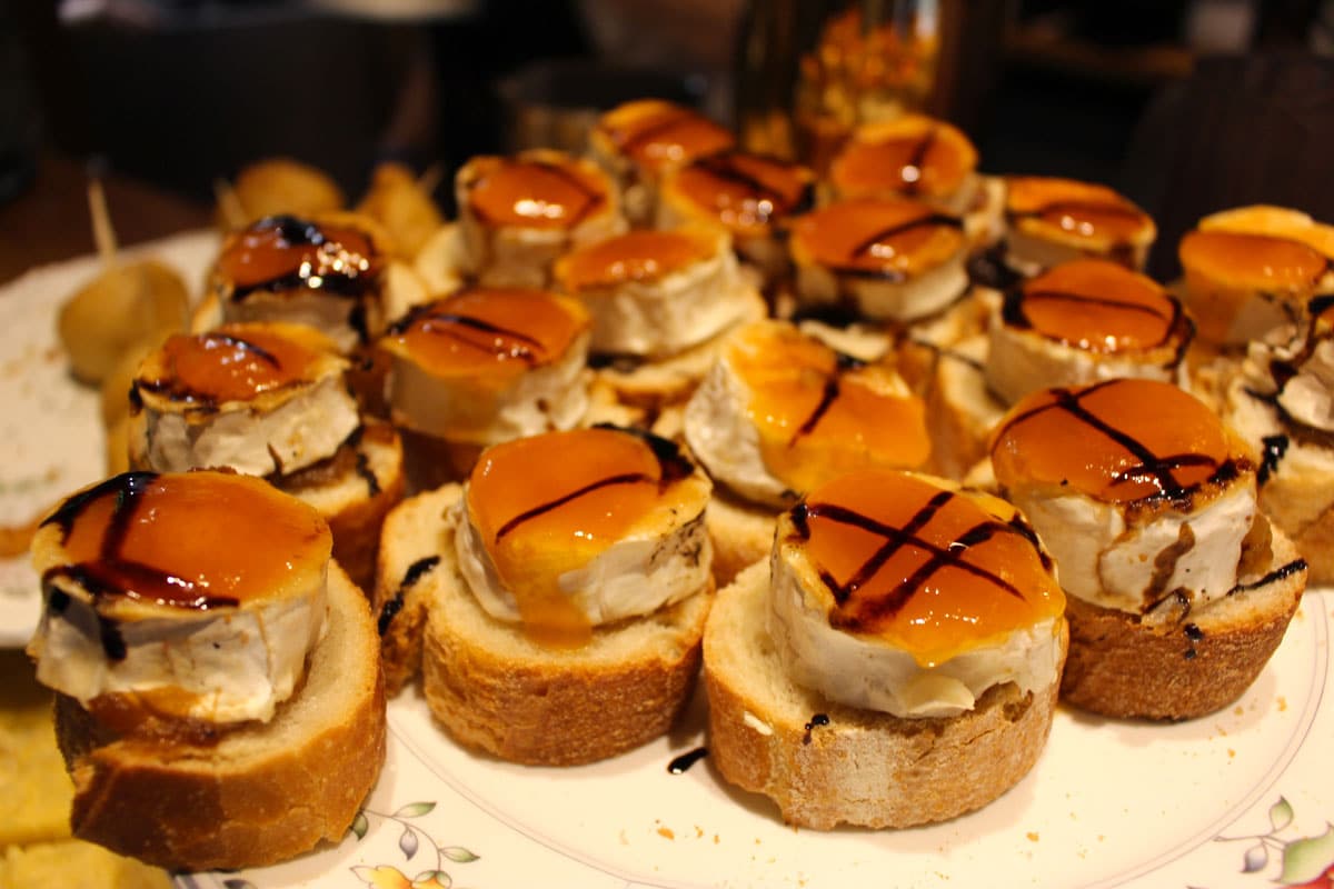 pintxos-bar-san-sebastian-bar-hopping-pintxos "width =" 1200 "height =" 800 "data-wp-pid =" 10979 "srcset =" https://www.nicolos-reiseblog.de/wp- content / uploads / 2019/07 / pintxos-bar-san-sebastian-bar-hopping-pintxos.jpg 1200w, https://www.nicolos-reiseblog.de/wp-content/uploads/2019/07/pintxos-bar -san-sebastian-bar-hopping-pintxos-300x200.jpg 300w, https://www.nicolos-reiseblog.de/wp-content/uploads/2019/07/pintxos-bar-san-sebastian-bar-hopping- pintxos-1024x683.jpg 1024w, https://www.nicolos-reiseblog.de/wp-content/uploads/2019/07/pintxos-bar-san-sebastian-bar-hopping-pintxos-50x33.jpg 50w, https: //www.nicolos-reiseblog.de/wp-content/uploads/2019/07/pintxos-bar-san-sebastian-bar-hopping-pintxos-800x533.jpg 800w "sizes =" (max-width: 1200px) 100vw , 1200px "/></p>
<p>Na een tijdje verlaat u de balk en gaat u naar de volgende balk en de procedure herhaalt zich. Dus breng een heerlijk gezellige en gevarieerde avond door.</p>
<p>Aangezien er talloze pintxos-bars zijn in het stadscentrum en in de afzonderlijke districten, rijst de vraag natuurlijk: wat zijn de beste pintxos-bars in San Sebastian? Ik vertel het je binnenkort in een nieuw blogbericht op mijn reisblog.</p>
<h2>Wat moet je zien in San Sebastian: 5 plaatsen</h2>
<ul>
<li><span style=