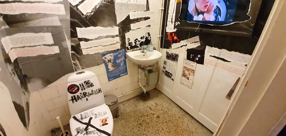 punk-museum-toilet-wat-moet-man-in-reykjavik-gezien-hebben-nicolos-travel-blog "width =" 1200 "height =" 569 "data-wp-pid =" 10540 "srcset =" https: // www.nicolos-reiseblog.de/wp-content/uploads/2019/07/punk-museum-toilette-was-muss-man-in-reykjavik-gesehen-haben-nicolos-reiseblog.jpg 1200w, https: // www .nicolos-reiseblog.de / wp-content / uploads / 2019/07 / punk-museum-toilet-wat-moet-hebben-man-in-reykjavik-gezien-hebben-nicolos-reiseblog-300x142.jpg 300w, https: // www.nicolos-reiseblog.de/wp-content/uploads/2019/07/punk-museum-toilette-was-muss-man-in-reykjavik-gesehen-haben-nicolos-reiseblog-1024x486.jpg 1024w, https: / /www.nicolos-reiseblog.de/wp-content/uploads/2019/07/punk-museum-toilette-was-muss-man-in-reykjavik-gesehen-haben-nicolos-reiseblog-50x24.jpg 50w, https: //www.nicolos-reiseblog.de/wp-content/uploads/2019/07/punk-museum-toilette-was-muss-man-in-reykjavik-gesehen-haben-nicolos-reiseblog-800x379.jpg 800w "sizes = "(max-width: 1200px) 100vw, 1200px" /></p>
<p>In de kamer waar de wasruimte en de zwembaden zich bevonden, heeft de band, die ook het museum runt, zijn muziekinstrumenten. Omdat hier vaak wordt gerepeteerd. Vanaf het plafond hang je een hoofdtelefoon, waardoor je punkmuziek kunt horen.</p>
<p><span style=