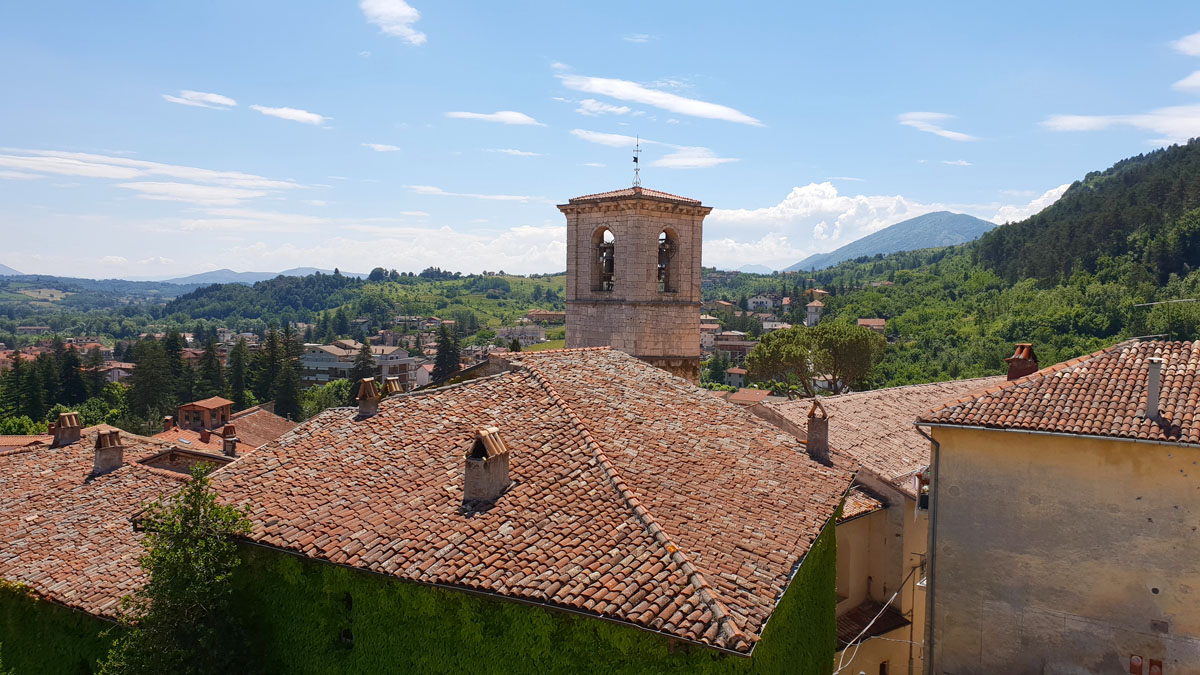 sehenswuerdigkeiten-Tagliacozzo-Palazzo-Ducale-ausblick" width="1200" height="675" data-wp-pid="11022" srcset="https://www.nicolos-reiseblog.de/wp-content/uploads/2019/07/sehenswuerdigkeiten-Tagliacozzo-Palazzo-Ducale-ausblick-1.jpg 1200w, https://www.nicolos-reiseblog.de/wp-content/uploads/2019/07/sehenswuerdigkeiten-Tagliacozzo-Palazzo-Ducale-ausblick-1-300x169.jpg 300w, https://www.nicolos-reiseblog.de/wp-content/uploads/2019/07/sehenswuerdigkeiten-Tagliacozzo-Palazzo-Ducale-ausblick-1-1024x576.jpg 1024w, https://www.nicolos-reiseblog.de/wp-content/uploads/2019/07/sehenswuerdigkeiten-Tagliacozzo-Palazzo-Ducale-ausblick-1-50x28.jpg 50w, https://www.nicolos-reiseblog.de/wp-content/uploads/2019/07/sehenswuerdigkeiten-Tagliacozzo-Palazzo-Ducale-ausblick-1-800x450.jpg 800w" sizes="(max-width: 1200px) 100vw, 1200px"/>

<p id=