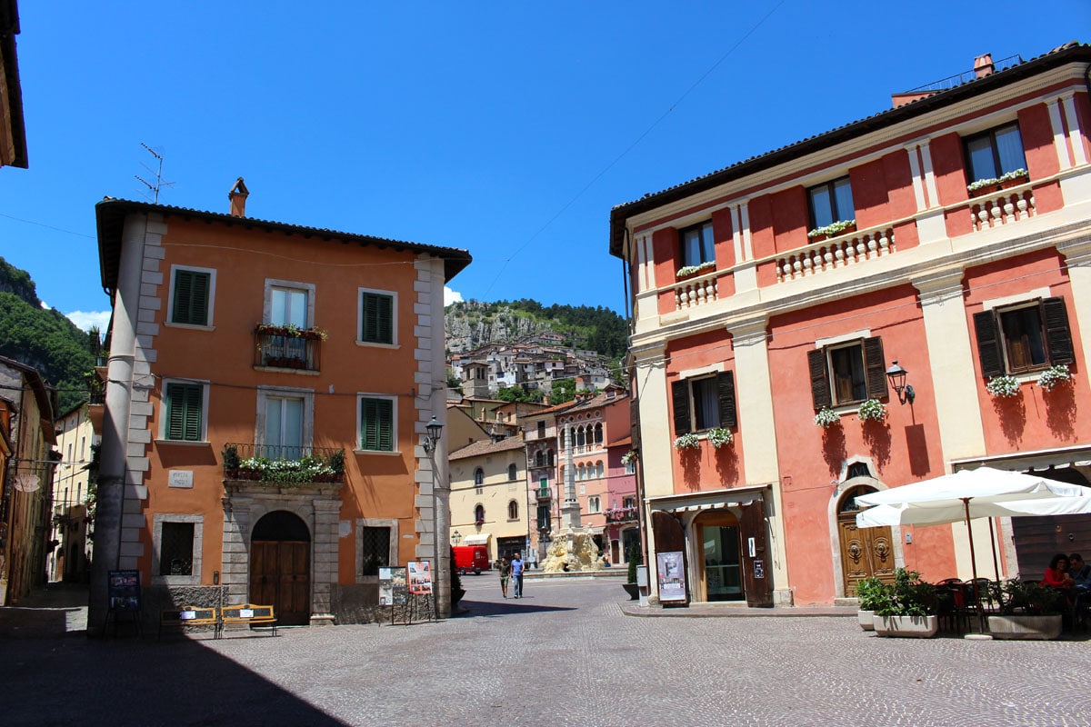 sehenswuerdigkeiten-Tagliacozzo-altstadt" width="1200" height="800" data-wp-pid="10998" srcset="https://www.nicolos-reiseblog.de/wp-content/uploads/2019/07/sehenswuerdigkeiten-Tagliacozzo-altstadt.jpg 1200w, https://www.nicolos-reiseblog.de/wp-content/uploads/2019/07/sehenswuerdigkeiten-Tagliacozzo-altstadt-300x200.jpg 300w, https://www.nicolos-reiseblog.de/wp-content/uploads/2019/07/sehenswuerdigkeiten-Tagliacozzo-altstadt-1024x683.jpg 1024w, https://www.nicolos-reiseblog.de/wp-content/uploads/2019/07/sehenswuerdigkeiten-Tagliacozzo-altstadt-50x33.jpg 50w, https://www.nicolos-reiseblog.de/wp-content/uploads/2019/07/sehenswuerdigkeiten-Tagliacozzo-altstadt-800x533.jpg 800w" sizes="(max-width: 1200px) 100vw, 1200px"/></p></noscript>
<h3>Altstadt von Taggliacozzo</h3>
<p>Tagliacozzo mit seinen ungefähr 7.000 Einwohnern ist eine recht übersichtliche Stadt. Doch sie bietet mir viele bezaubernde alte Häuser, versteckte Plätze und kleine Gassen, die ich bei meinem Spaziergang durch die Altstadt in Ruhe entdecke.</p>
<h3>Piazza dell’Obelisco</h3>
<p>Das Herz der Stadt ist mit Sicherheit der lebhafte Platz Piazza dell’Obelisco, der von wunderschönen alten Gebäuden umgeben ist und dessen Restaurants, Cafés und Gelaterias zum Verweilen einladen.</p>
<h3>Monastero Benedettine Santi Cosma e Damiano</h3>
<p>Nach einem dringend nötigen Halt für meine tägliche Dosis an hausgemachtem italienischem Eis, geht es jetzt für mich weiter zum antiken Benediktinerkloster Monastero Benedettine Santi Cosma e Damiano.</p>
<h3>Palazzo Ducale</h3>
<p>Eine der weiteren Sehenswürdigkeiten von Tagliacozzo ist nur wenige Schritte entfernt. Es handelt sich um den Palast Palazzo Ducale, der im 14. Jahrhundert zu bauen begonnen wurde und im 18. Jahrhundert erweitert wurde. Daher vereint der Palast gleich zwei unterschiedliche Baustile: Renaissance und Spätgotik.</p>
<h3>Kirche San Francesco und Kloster</h3>
<p>Fast gegenüber befindet sich die Kirche San Francesco mit anliegendem Kloster, welche 1902 zum italienischen Nationaldenkmal erklärt wurde. Hier lohnt sich auch ein Blick in das Innere, um die reichen Verzierungen zu bestaunen.</p>
<h3>Talia Theater</h3>
<p>Weiter geht es zum Talia Theater, welches bereits seit 1686 für Aufführungen genutzt wird. Danach nutze ich meine restliche Zeit und mache mich auf die Suche nach den insgesamt fünf Rundbögen der Stadt, die damals als Eingänge in die Altstadt dienten.</p>
<p>Tagliacozzo und auch die anderen wundervollen kleinen Bergdörfer der Abruzzen sind noch nicht vom Tourismus überlaufen, sodass sich ein Besuch auf jeden Fall lohnt. Weiter geht es zu meinem nächsten Reiseziel in den Abruzzen.</p>
<div id=