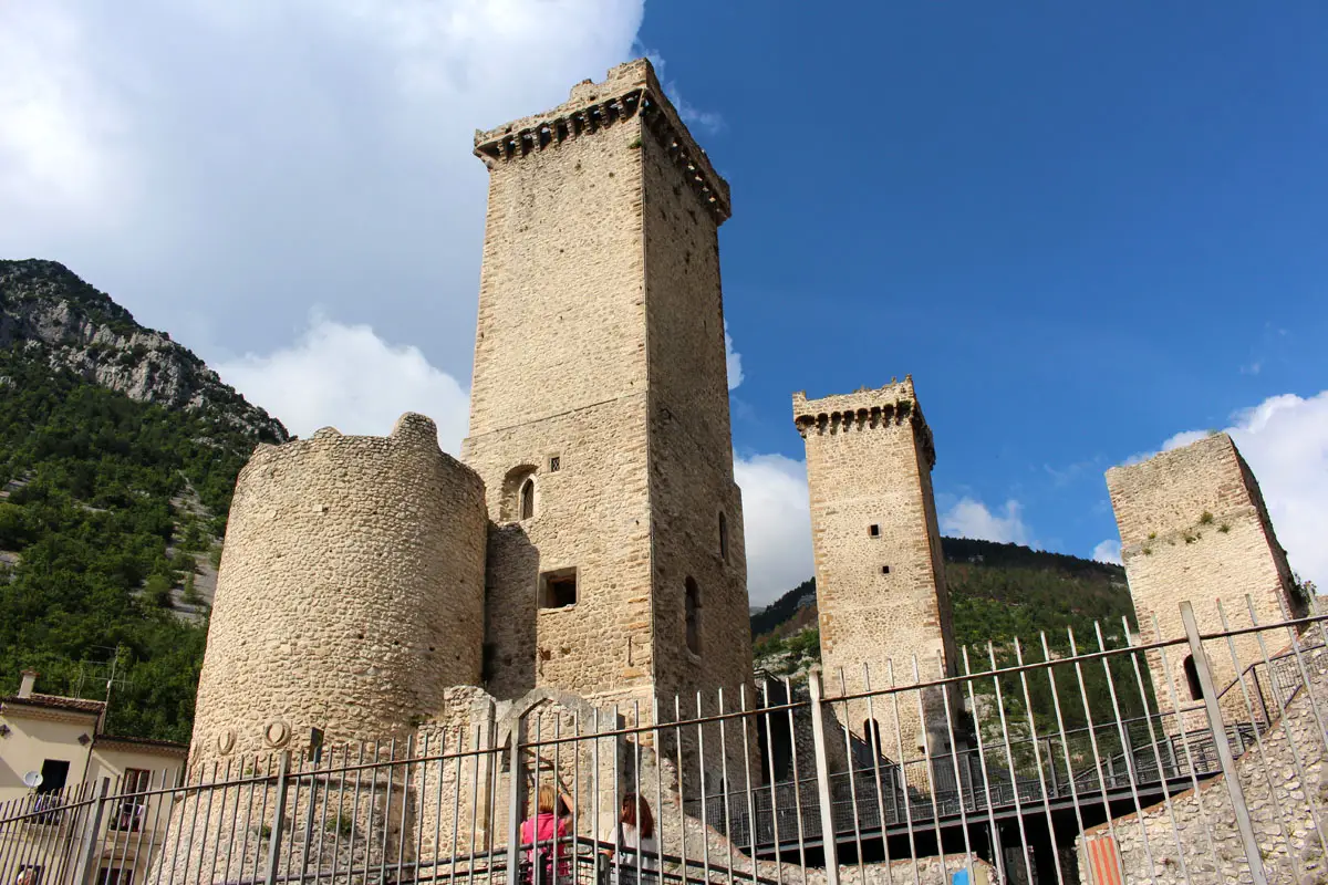 sehenswuerdigkeiten-pacentro-Burgruine-Castello-Cantelmo-Caldora