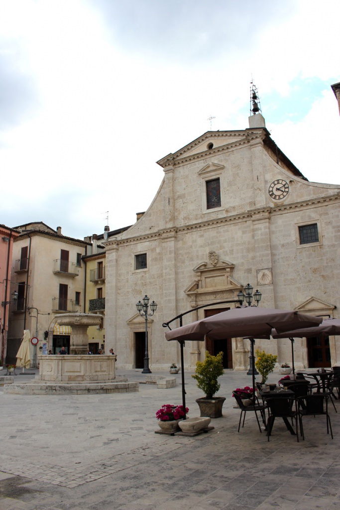 sehenswuerdigkeiten-pacentro-Chiesa-Santa-Maria-Misericordia-aussen" aria-describedby="gallery-6-11028" srcset="https://www.nicolos-reiseblog.de/wp-content/uploads/2019/07/sehenswuerdigkeiten-pacentro-Chiesa-Santa-Maria-Misericordia-aussen-683x1024.jpg 683w, https://www.nicolos-reiseblog.de/wp-content/uploads/2019/07/sehenswuerdigkeiten-pacentro-Chiesa-Santa-Maria-Misericordia-aussen-200x300.jpg 200w, https://www.nicolos-reiseblog.de/wp-content/uploads/2019/07/sehenswuerdigkeiten-pacentro-Chiesa-Santa-Maria-Misericordia-aussen-33x50.jpg 33w, https://www.nicolos-reiseblog.de/wp-content/uploads/2019/07/sehenswuerdigkeiten-pacentro-Chiesa-Santa-Maria-Misericordia-aussen.jpg 800w" sizes="(max-width: 683px) 100vw, 683px" data-wp-pid="11028" nopin="nopin"/></dt></noscript>
<dd class=