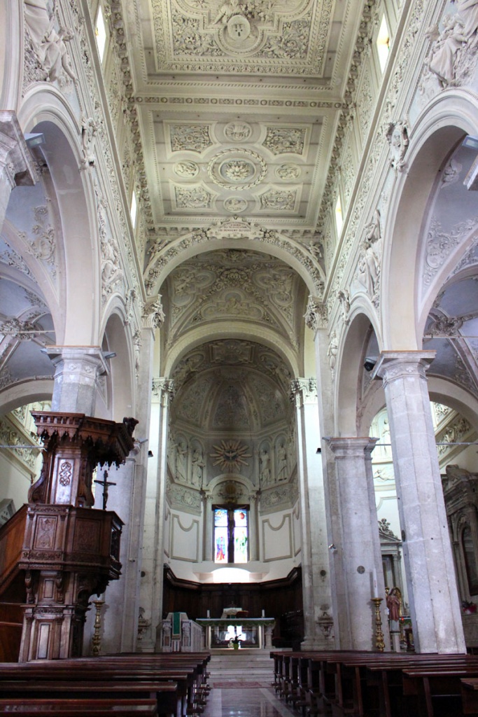 sehenswuerdigkeiten-pacentro-Chiesa-Santa-Maria-Misericordia-innen" aria-describedby="gallery-6-11030" srcset="https://www.nicolos-reiseblog.de/wp-content/uploads/2019/07/sehenswuerdigkeiten-pacentro-Chiesa-Santa-Maria-Misericordia-innen-683x1024.jpg 683w, https://www.nicolos-reiseblog.de/wp-content/uploads/2019/07/sehenswuerdigkeiten-pacentro-Chiesa-Santa-Maria-Misericordia-innen-200x300.jpg 200w, https://www.nicolos-reiseblog.de/wp-content/uploads/2019/07/sehenswuerdigkeiten-pacentro-Chiesa-Santa-Maria-Misericordia-innen-33x50.jpg 33w, https://www.nicolos-reiseblog.de/wp-content/uploads/2019/07/sehenswuerdigkeiten-pacentro-Chiesa-Santa-Maria-Misericordia-innen.jpg 800w" sizes="(max-width: 683px) 100vw, 683px" data-wp-pid="11030" nopin="nopin"/></dt></noscript>
<dd class=