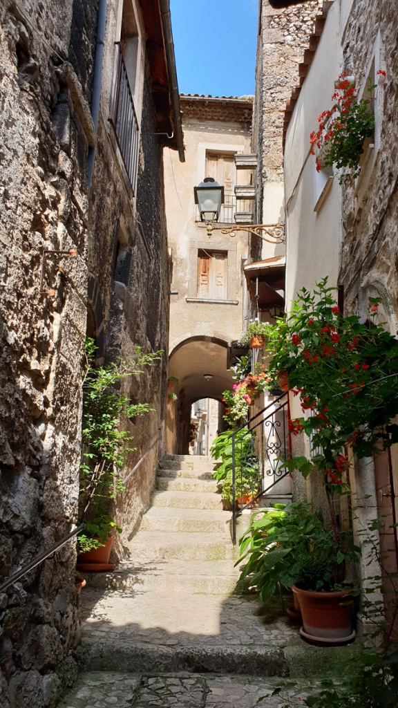 sehenswuerdigkeiten-pacentro-altstadt-gasse" aria-describedby="gallery-5-11036" srcset="https://www.nicolos-reiseblog.de/wp-content/uploads/2019/07/sehenswuerdigkeiten-pacentro-altstadt-gasse-576x1024.jpg 576w, https://www.nicolos-reiseblog.de/wp-content/uploads/2019/07/sehenswuerdigkeiten-pacentro-altstadt-gasse-169x300.jpg 169w, https://www.nicolos-reiseblog.de/wp-content/uploads/2019/07/sehenswuerdigkeiten-pacentro-altstadt-gasse-28x50.jpg 28w, https://www.nicolos-reiseblog.de/wp-content/uploads/2019/07/sehenswuerdigkeiten-pacentro-altstadt-gasse.jpg 675w" sizes="(max-width: 576px) 100vw, 576px" data-wp-pid="11036" nopin="nopin"/></dt></noscript>
<dd class=